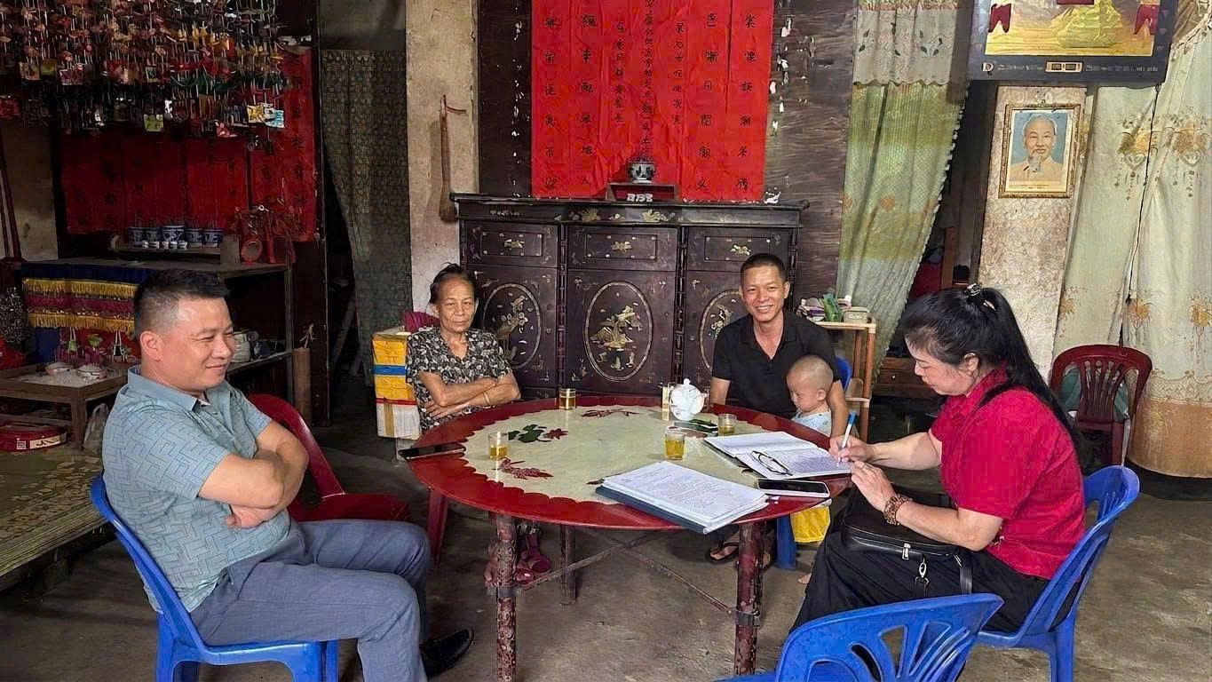 Tổ chuyên viên giúp việc Ban kiểm kê di sản văn hoá phi vật thể tỉnh Lạng Sơn kiểm kê tại hộ gia đình nắm giữ di sản thực hành Then trên địa bàn xã Quốc Việt, tỉnh Lạng Sơn