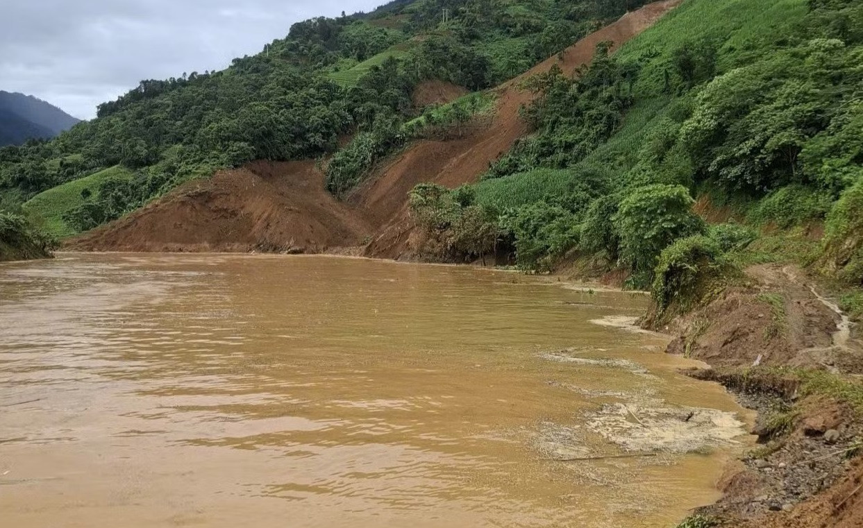 Tìm kiếm, xác minh thông tin 1 người nghi mất tích do sạt lở đất ở xã Chế Tạo