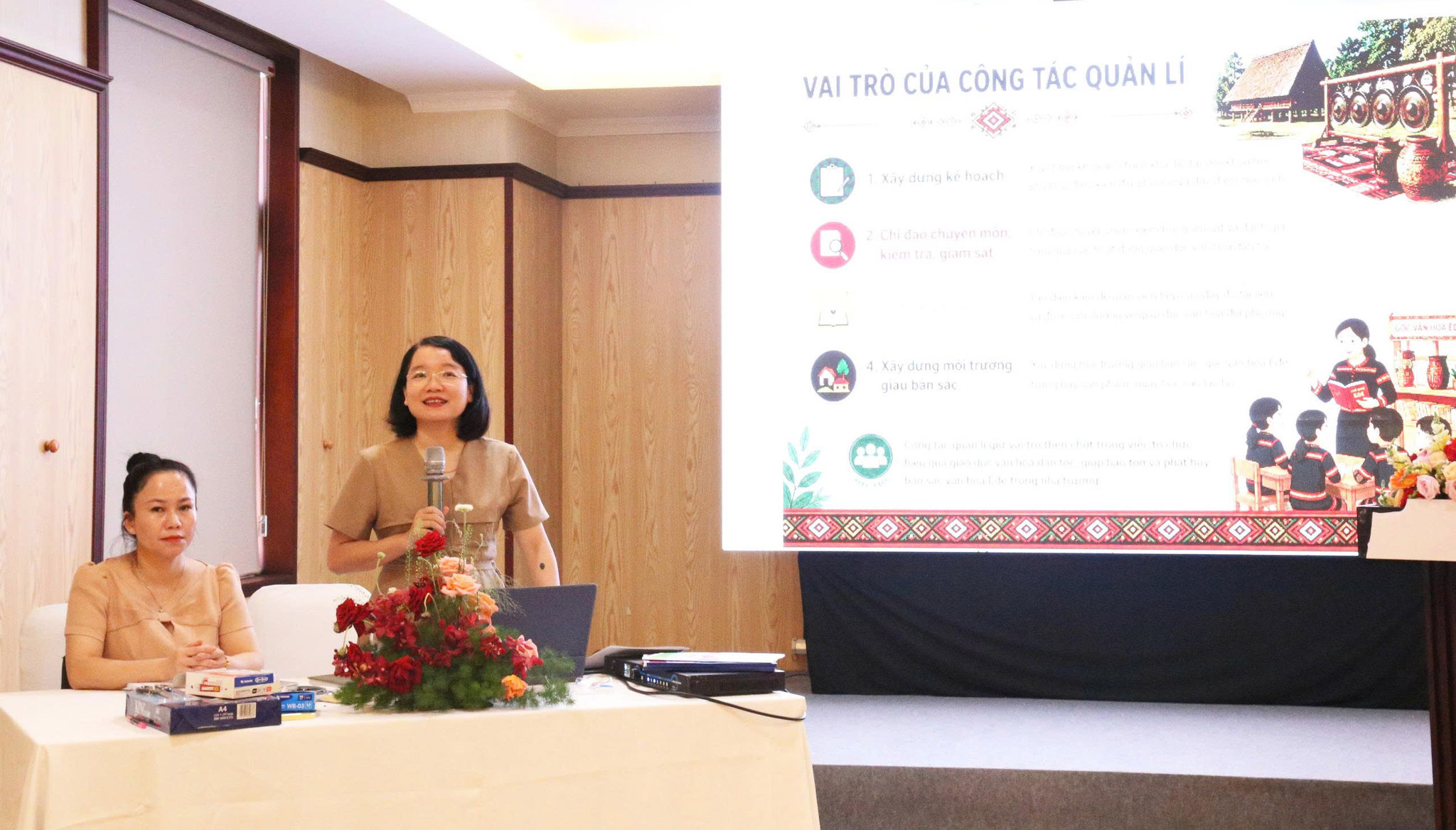 Chuyên gia trao đổi tại buổi tập huấn