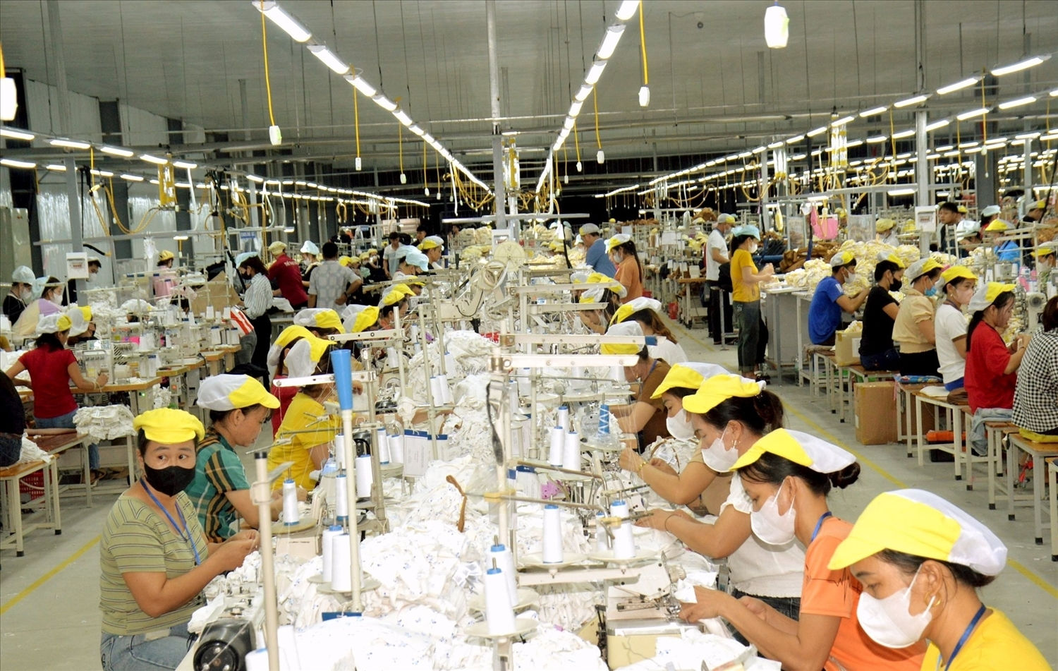 Công nhân Công ty Cổ phần may Minh Anh Con Cuông trên băng chuyền