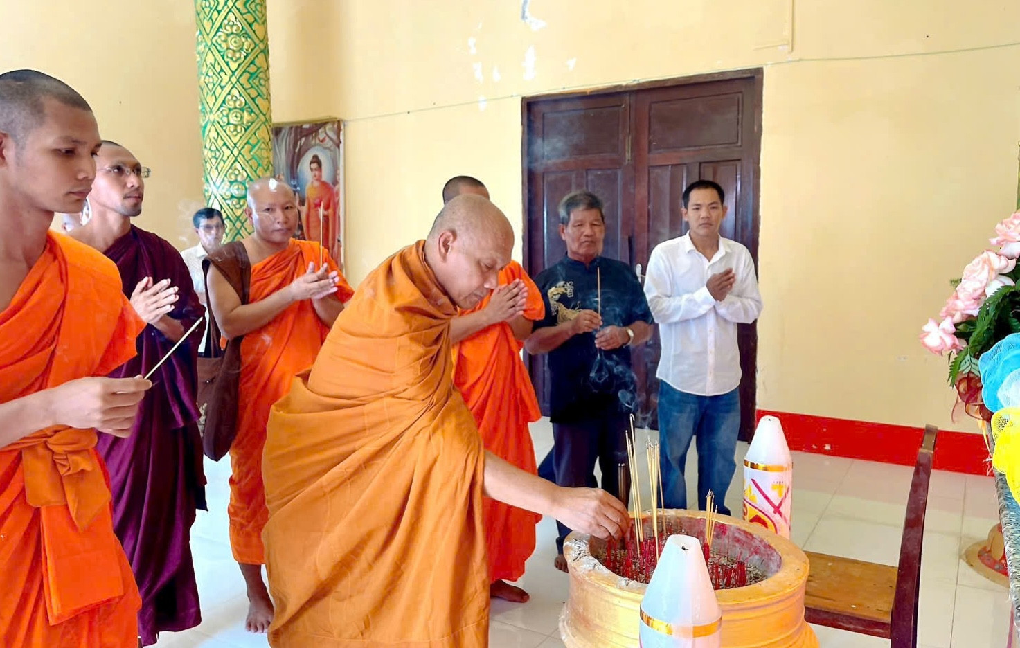Hòa thượng Thạch Hà, Người có uy tín trong đồng bào Khmer cùng chư tăng và phật tử thấp hương khuôn viên chùa Cao Dân