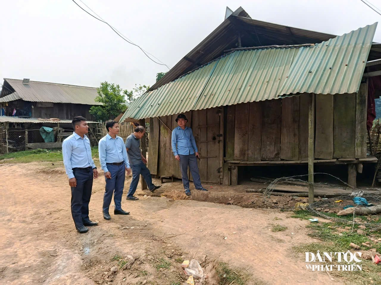 Nếp nhà xập xệ ở Kẻo Nam