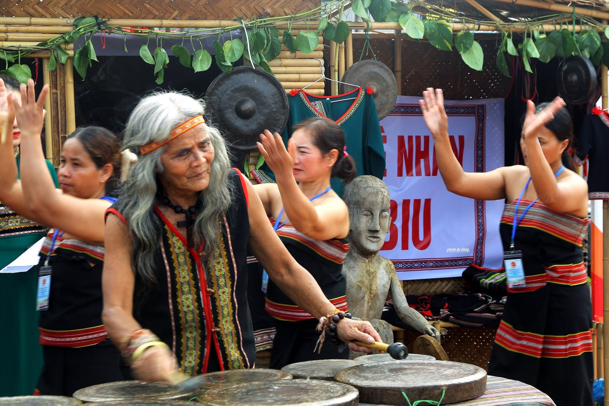 Nghệ nhân Ưu tú A Biu cùng bà con tái hiện không gian văn hóa cồng chiêng và múa xoang phục vụ du khách tại “Bảo tàng A Biu”.