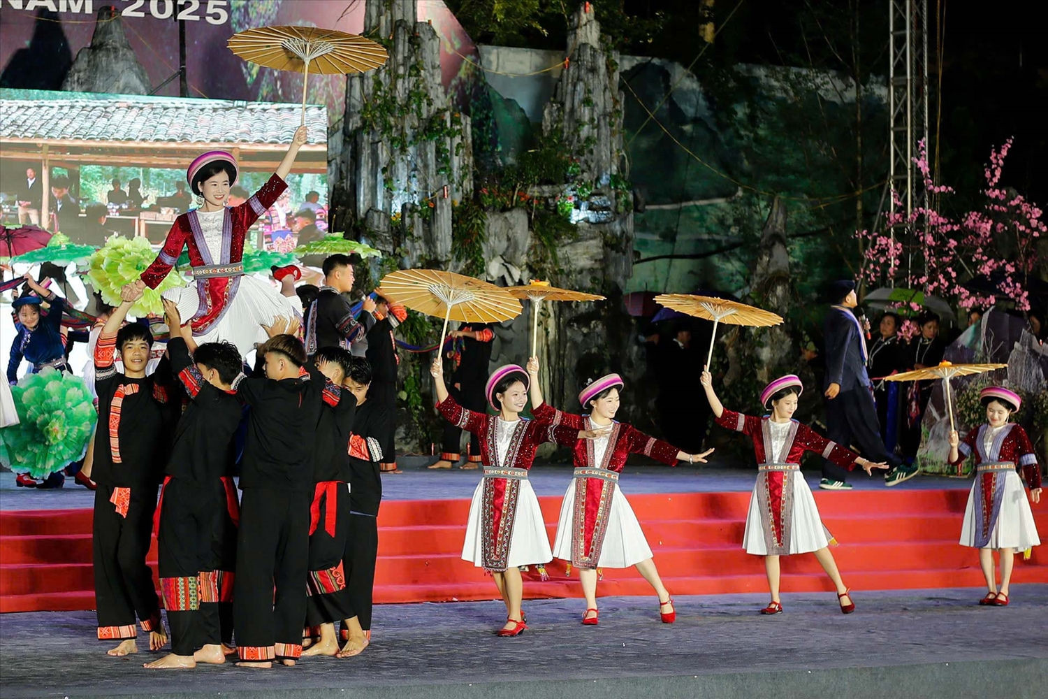 Lễ hội Hoa Tam giác mạch không chỉ là hoạt động quảng bá du lịch thường niên mà còn là dịp để khẳng định hình ảnh một địa phương giàu tài nguyên thiên nhiên, đa dạng bản sắc văn hóa và năng động trong phát triển kinh tế. Ảnh: Vũ Mừng