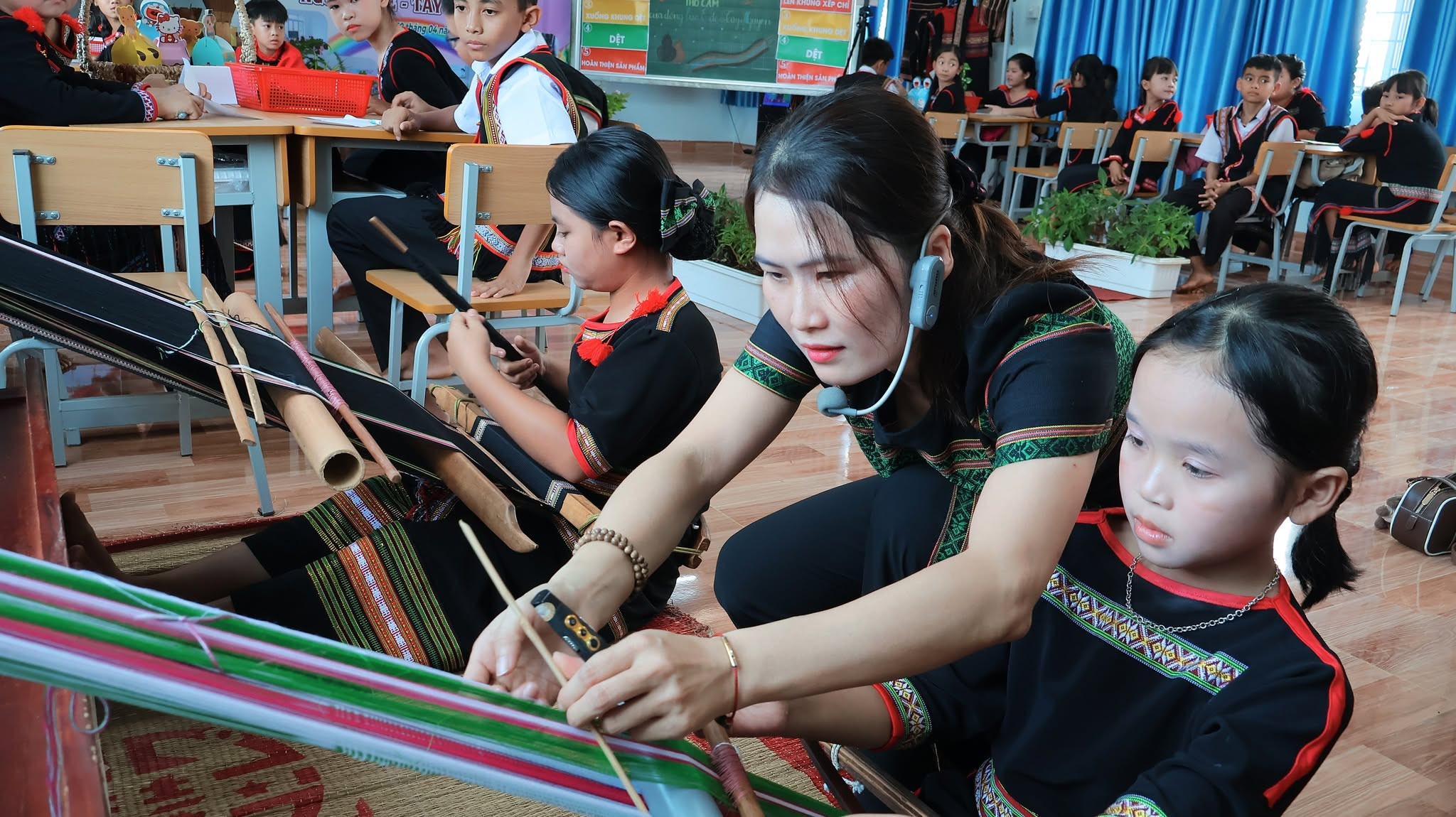Trường tiểu học Thái Phiên, phường Ea Kao, tỉnh Đắk Lắk dạy chuyên đề Nghề dệt vải thổ cẩm của người Ê Đê