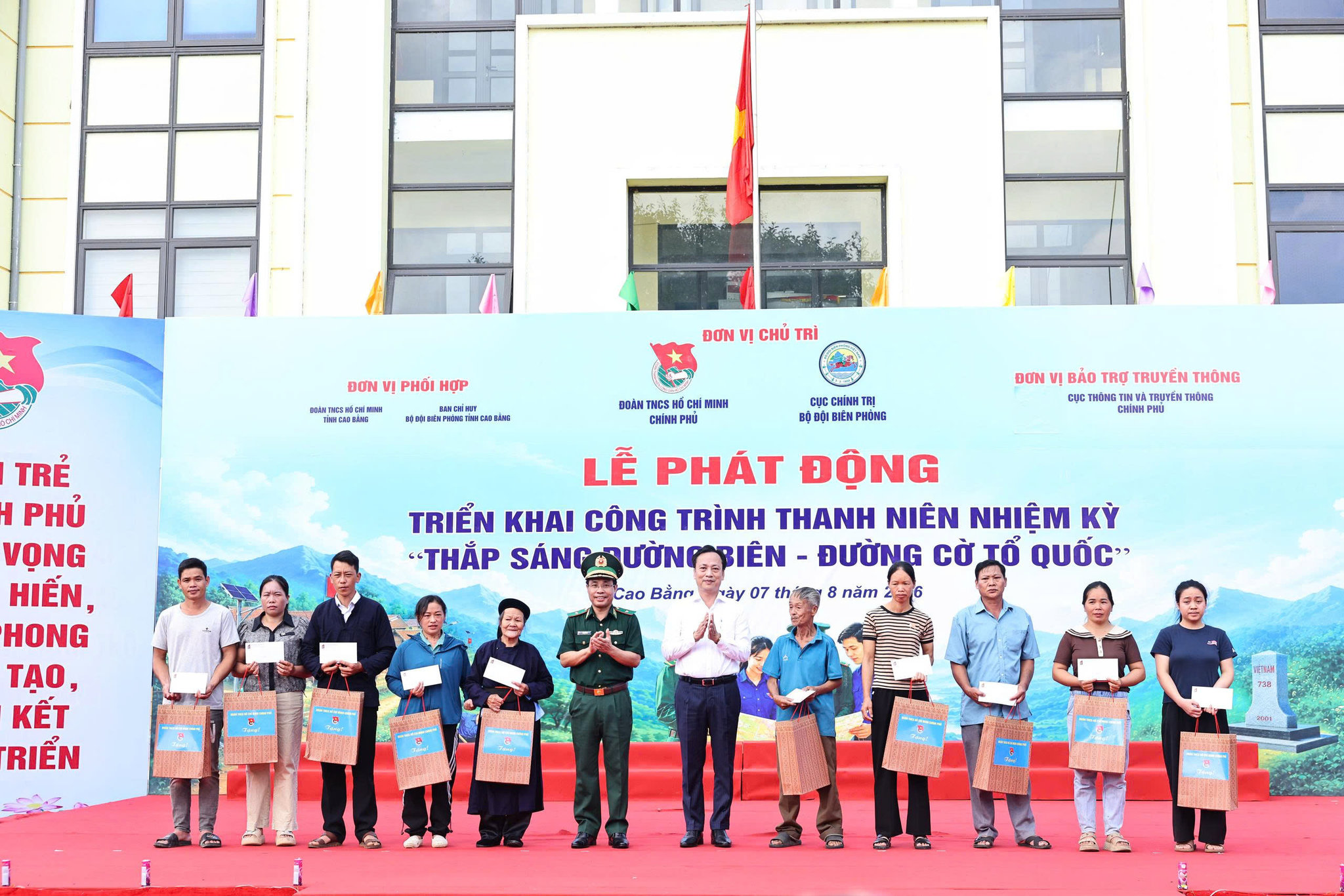 Ban tổ chức trao tặng 30 phần quà hỗ trợ các gia đình có hoàn cảnh khó khăn tại xã Trà Lĩnh.