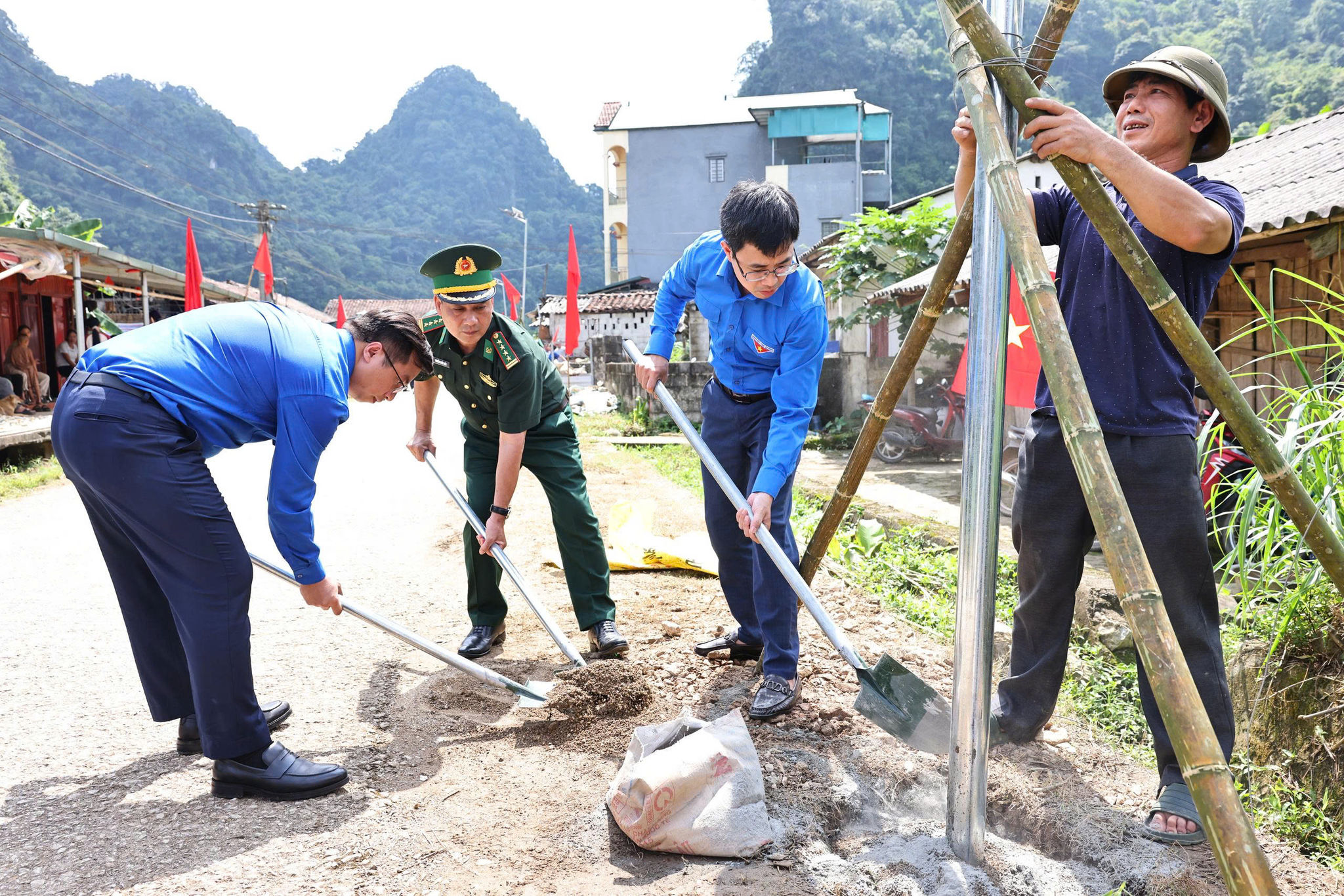 Các đại biểu thực hiện nghi thức khởi công công trình Thắp sáng đường biên - Đường cờ Tổ quốc