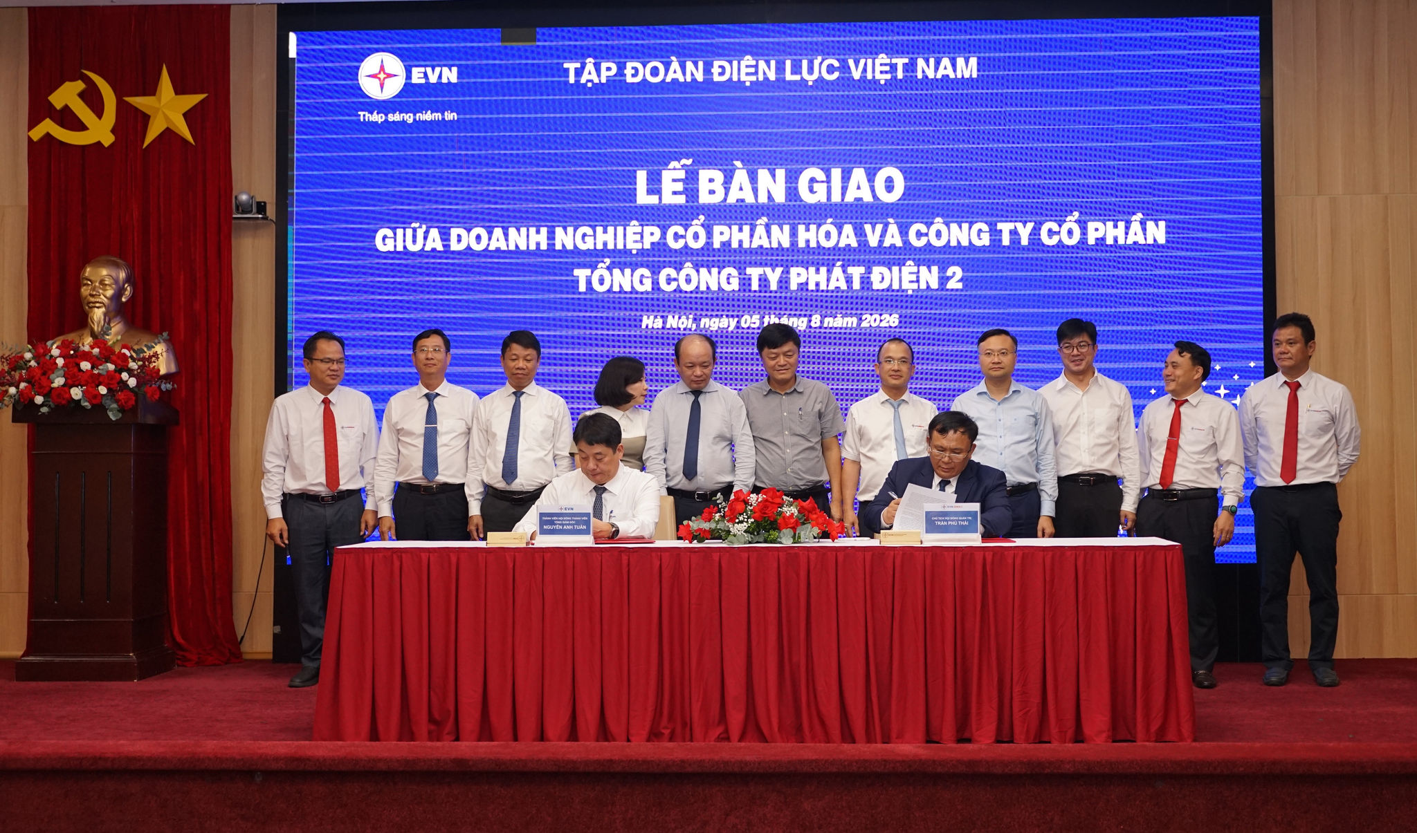 Ông Nguyễn Anh Tuấn – Tổng giám đốc EVN (ngồi bên trái) và ông Trần Phú Thái – Chủ tịch HĐQT EVNGENCO2 (ngồi bên phải) thực hiện nghi thức ký kết bàn giao. Ảnh: Minh Nghĩa