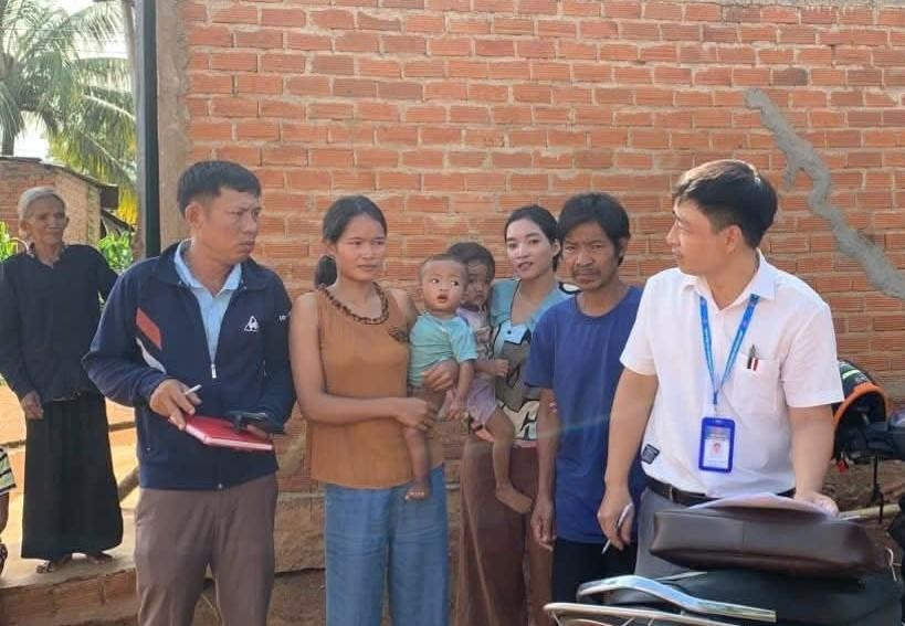 Cán bộ xã Đắk Phơi trực tiếp đến từng hộ dân để khảo sát hiện trạng đất ở, nhà ở và xác minh nhu cầu thực tế của đồng bào DTTS