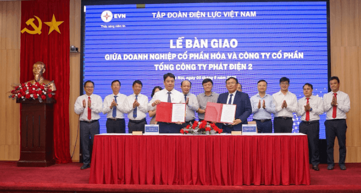 Ông Nguyễn Anh Tuấn – Tổng giám đốc EVN (bên trái) và ông Trần Phú Thái – Chủ tịch HĐQT EVNGENCO2 (bên phải) ký kết Biên bản bàn giao giữa doanh nghiệp cổ phần hoá và Công ty cổ phần EVNGENCO2