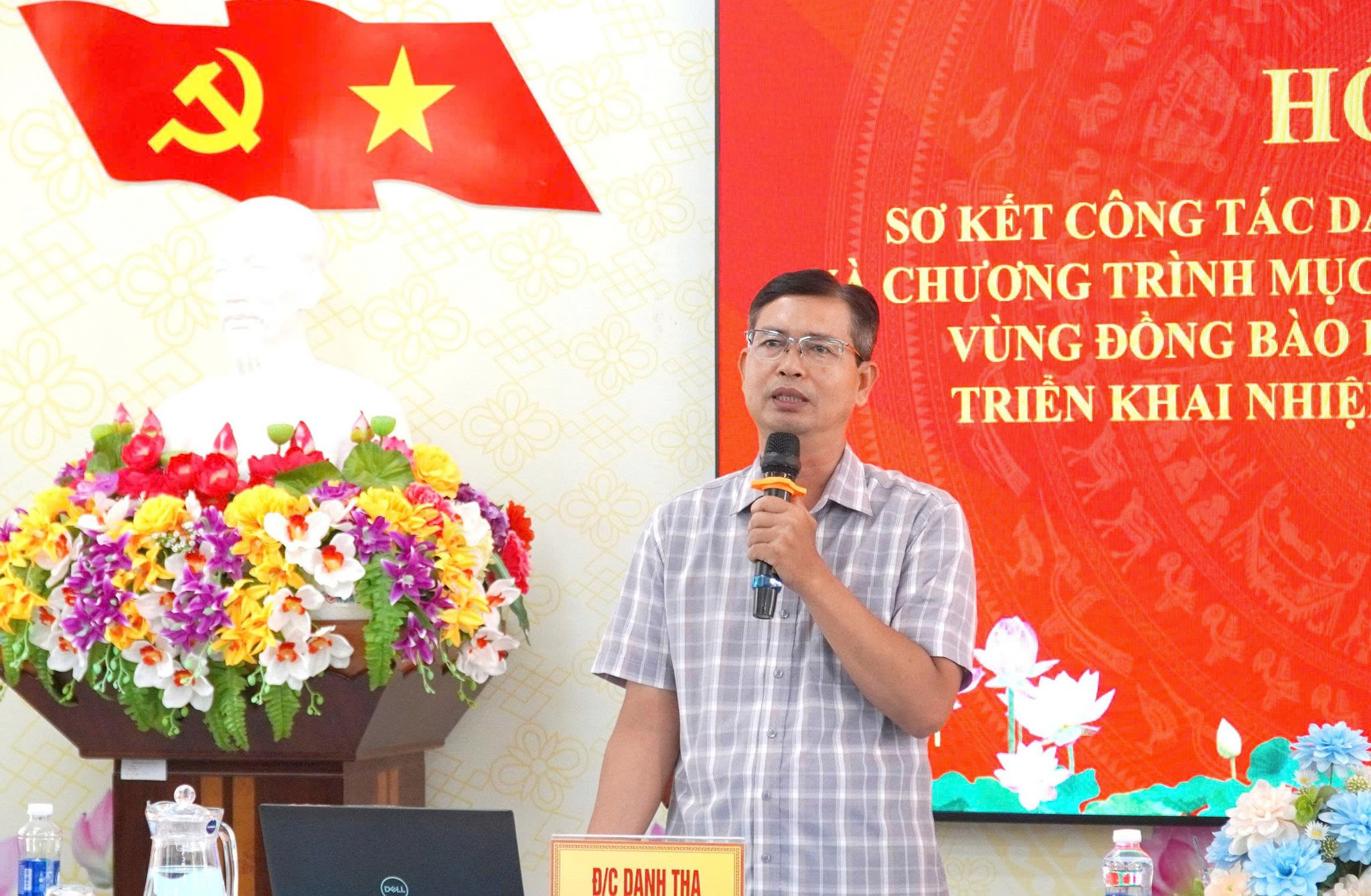 Ông Danh Tha, Phó Giám đốc Sở Dân tộc và Tôn giáo tỉnh An Giang trao đổi với đại biểu về nội dung thực hiện chính sách đối với Người có uy tín tại Hội nghị sơ kết công tác dân tộc, tôn giáo 6 tháng đầu năm