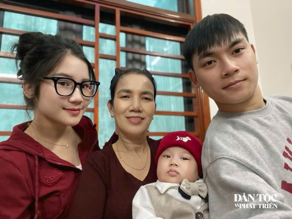 Bà Trần Thị Hưng trong một dịp con cháu về phép thăm gia đình. Ảnh: Thanh Hải