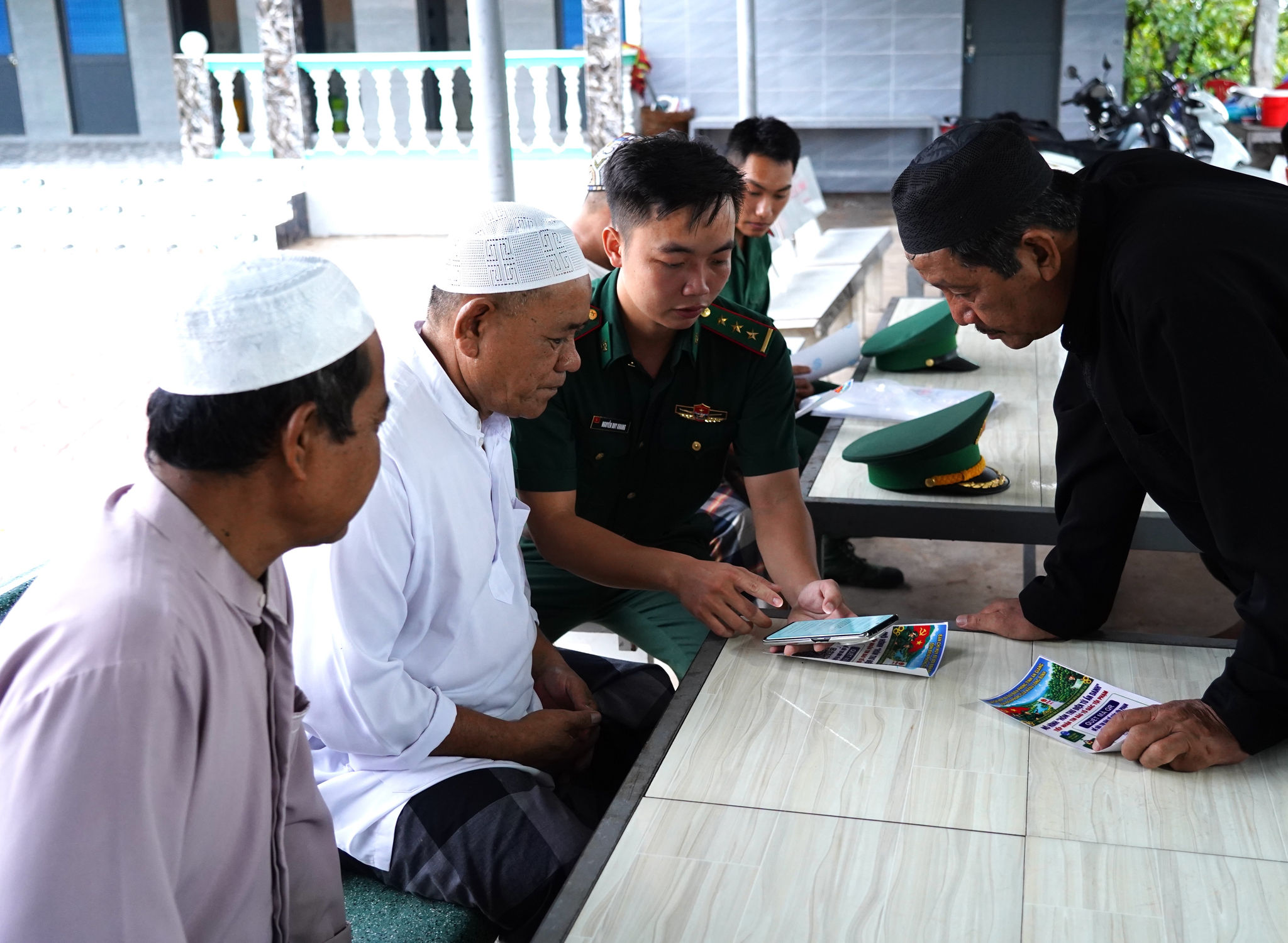 Hầu hết các vị Người có uy tín và chức sắc tôn giáo đều được đưa vào nhóm zalo ' Cầu nối số'