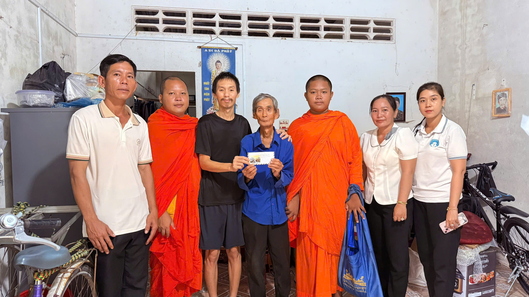 Đại đức Danh Hoàng Nan ( đứng thứ 2 - bên trái), đến thăm hỏi và tặng quà cho gia đình có hoàn cảnh khó khăn