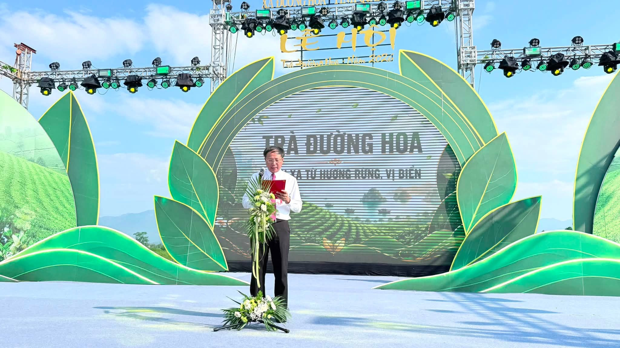 Chủ tịch UBND xã Đường Hoa Trần Đức Dũng phát biểu khai mạc lễ hộiĐiểm nhấn tại lễ khai mạc là công bố và đón nhận Bằng công nhận Cây Chè Di sản Việt Nam. Đây là sự ghi nhận giá trị lịch sử, văn hóa, khoa học và sinh thái của những cây chè cổ, góp phần bảo tồn nguồn gen quý và tạo nền tảng phát triển thương hiệu Trà Đường Hoa gắn với du lịch sinh thái, trải nghiệm.