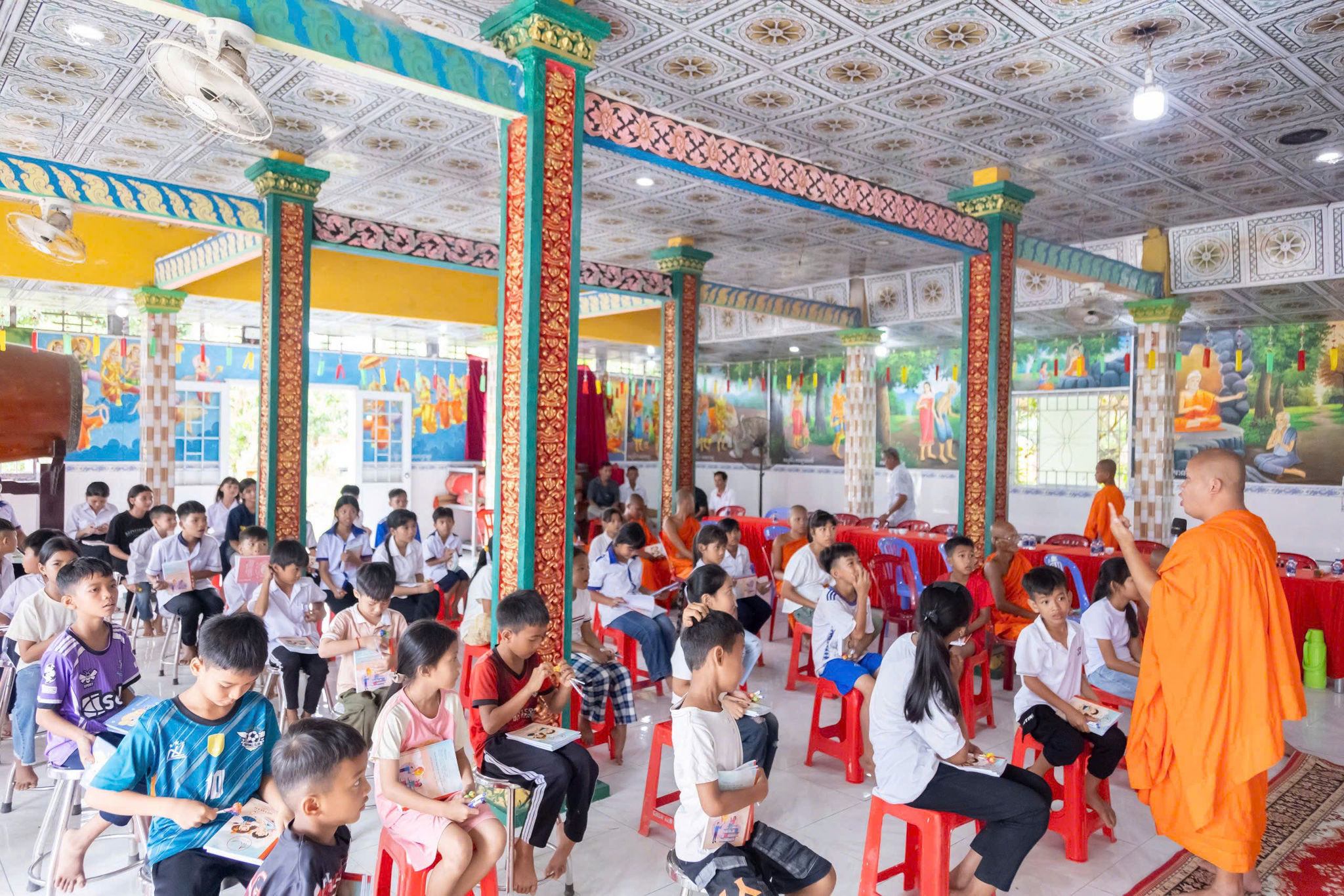 Các em tham gia học chữ Khmer nhân dịp hè tại chùa Xẻo cạn còn được đại đức vận động mạnh thường quân tặng tập viết. Ảnh: Mai Phương