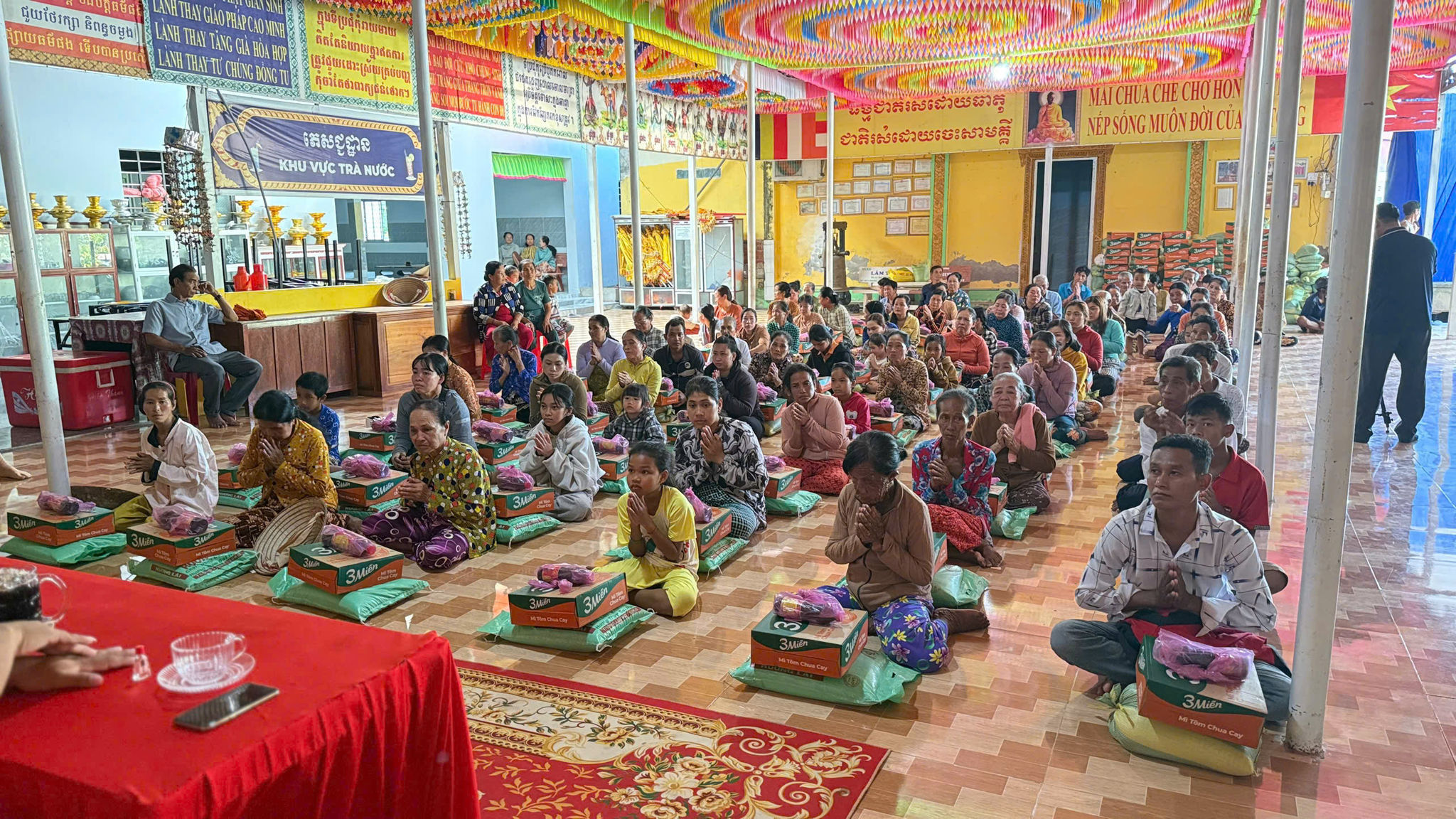 Phật tử đến chùa lễ Phật và được nhận quà nhân dịp Tết cổ truyền Chôl Chnăm Thmây 2026. Ảnh: Mai Phương