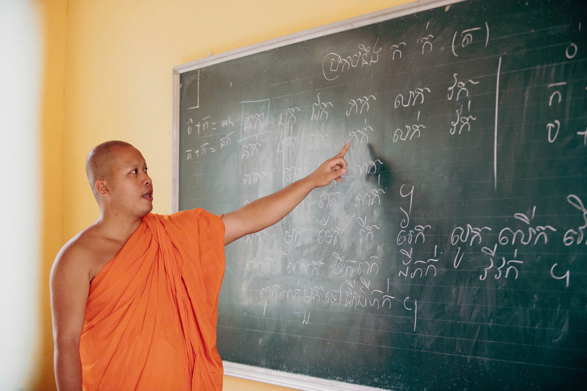 Đại đức trực tiếp dạy chữ cho các lớp học chữ Khmer miễn phí tại chùa Xẻo Cạn nhân dịp hè. Ảnh: Mai Phương