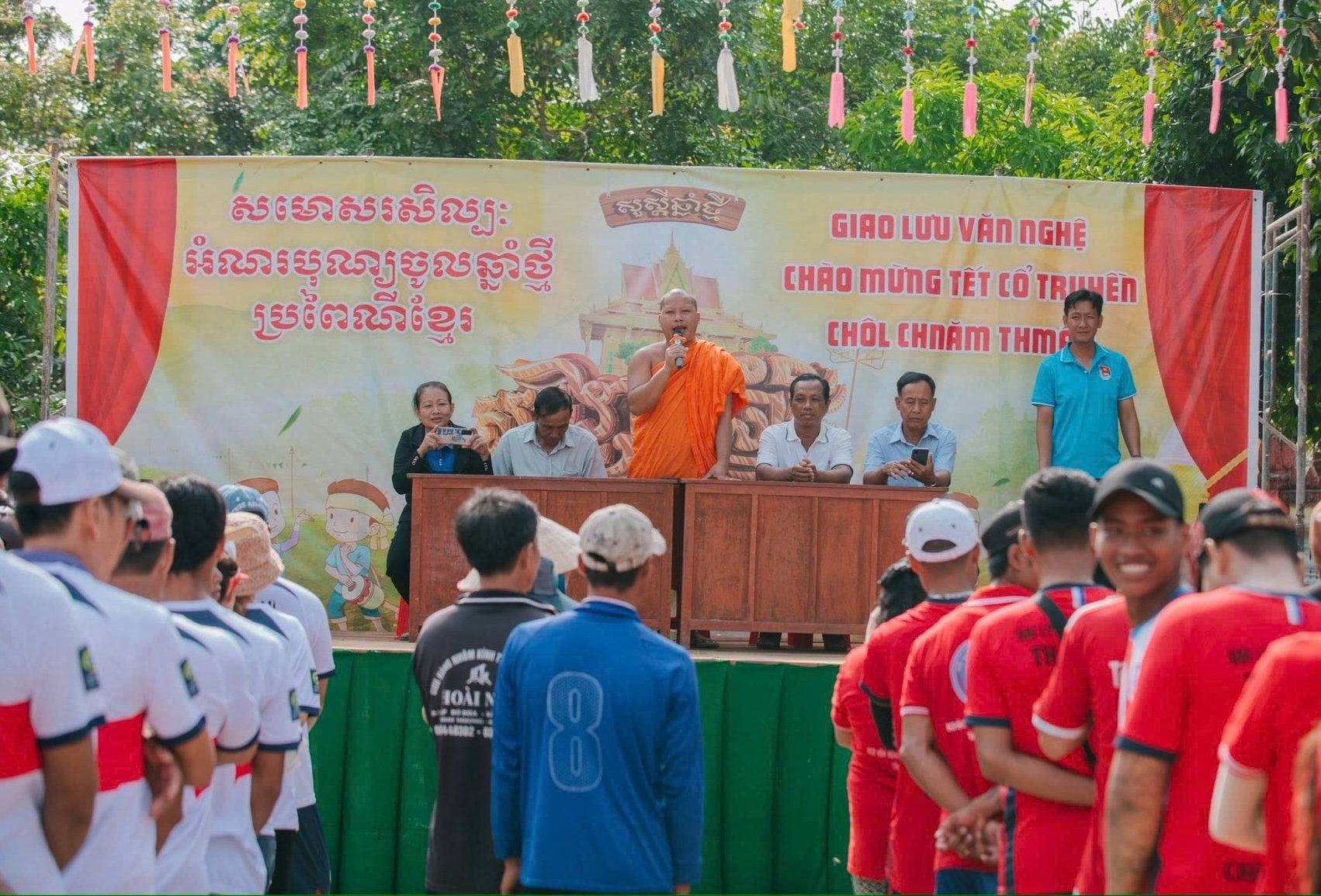 Đại đức thường xuyên tổ chức cho các đội văn nghệ biểu diễn phục vụ bà con nhân các dịp lễ hội truyền thống của đồng bào Khmer tại chùa Xẻo Cạn. Ảnh: Mai Phương