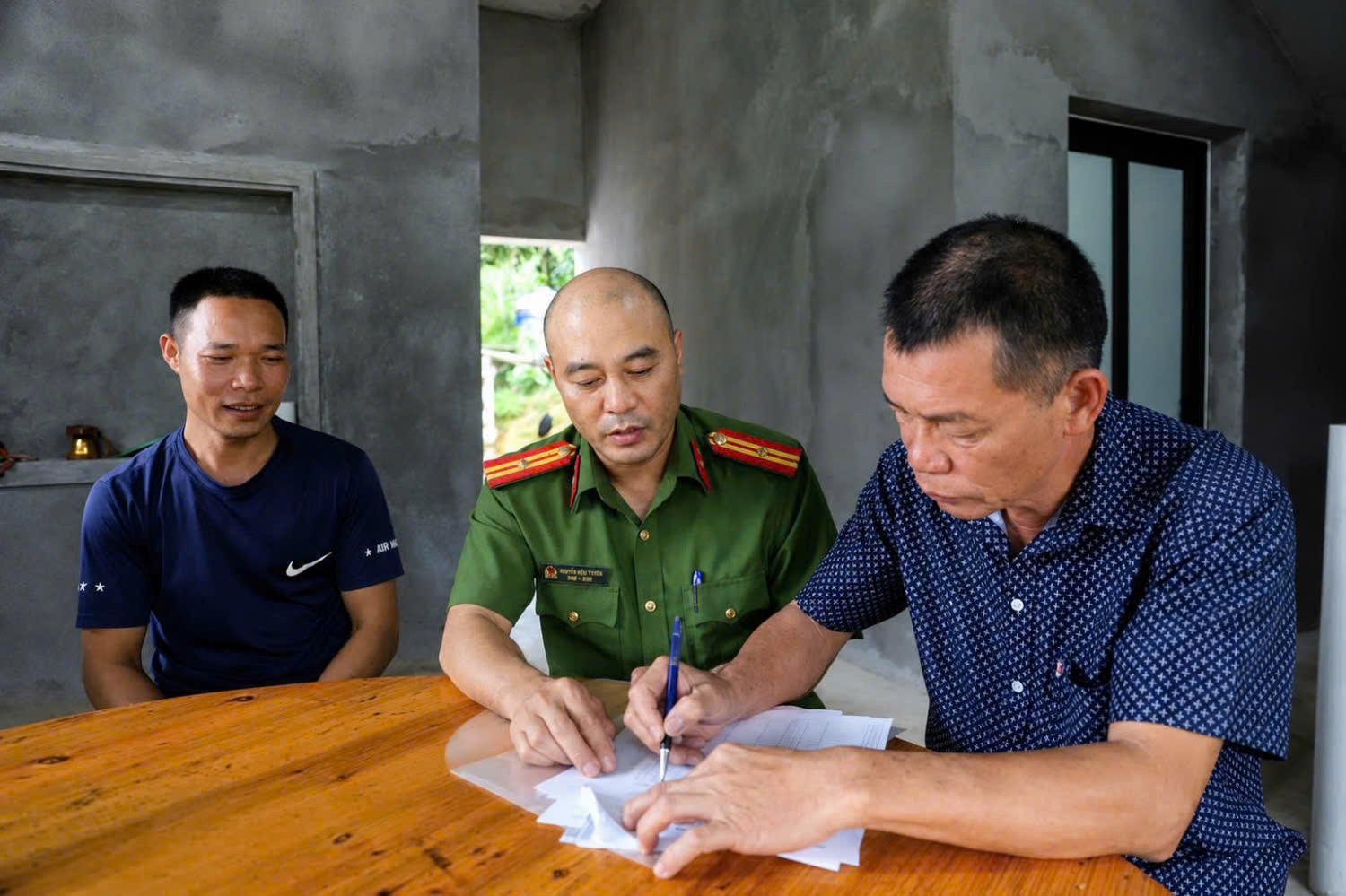 Người dân ký cam kết chấp hành nghiêm các quy định của pháp luật về phòng, chống mua bán người