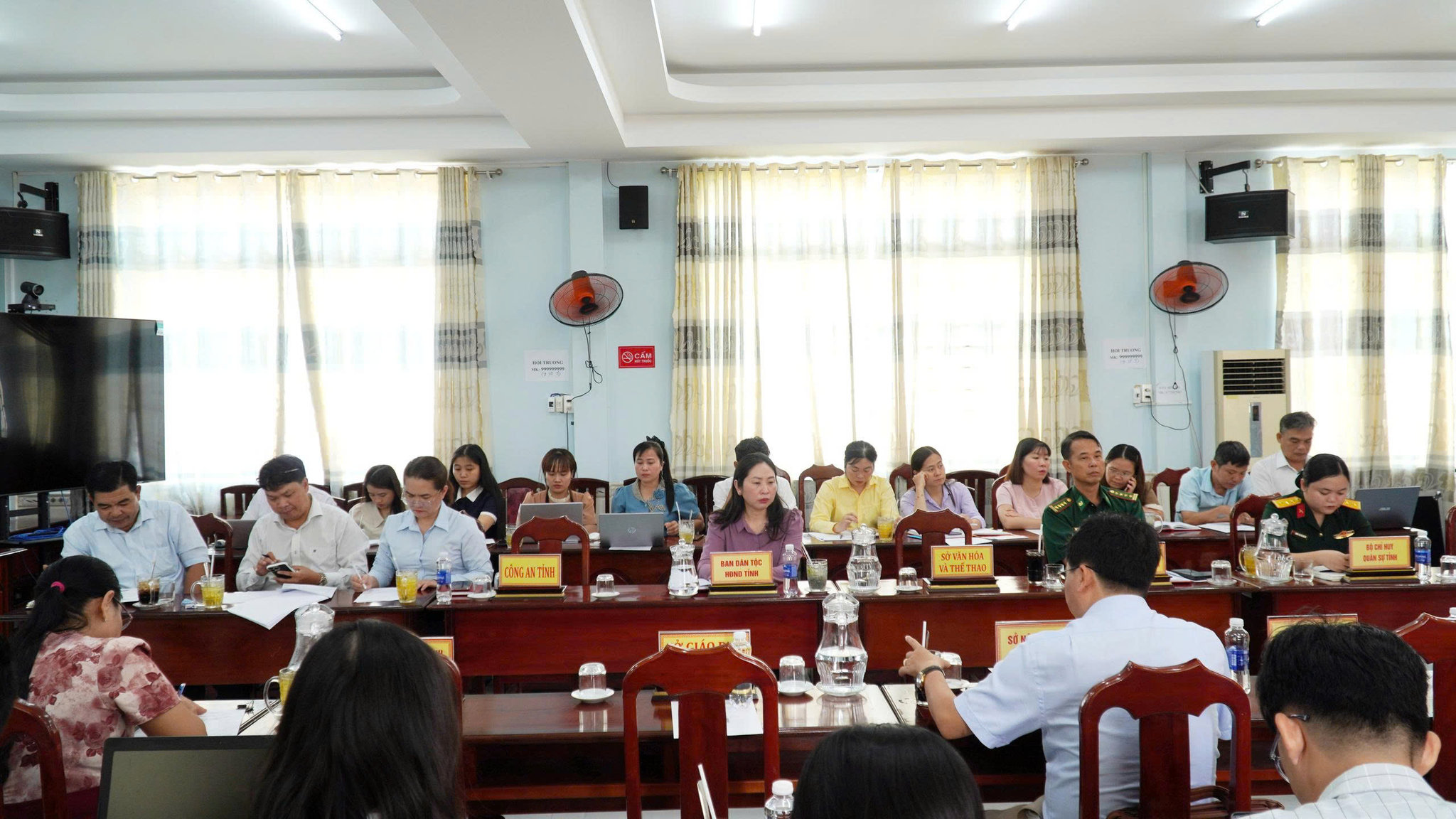 Sở Dân tộc và Tôn giáo tỉnh An Giang chủ trì, phối hợp cùng đại diện lãnh đạo các sở, ban nghành bàn giải pháp thực hiện hiệu quả chính sách dân tộc và và tôn giáo trên địa bàn tỉnh. Ảnh: Như Tâm