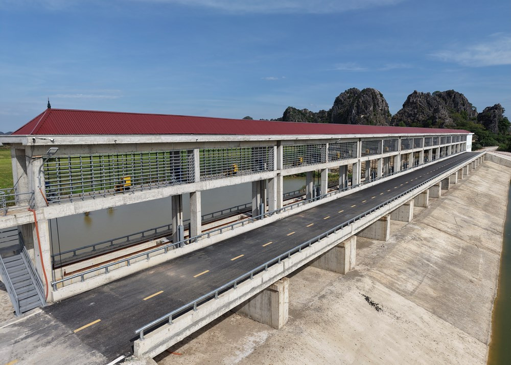 Tràn xả Tràn xả lũ Đức Long đã hoàn thành, sẵn sàng vận hành trước mùa mưa bão năm 2026. Đức Long