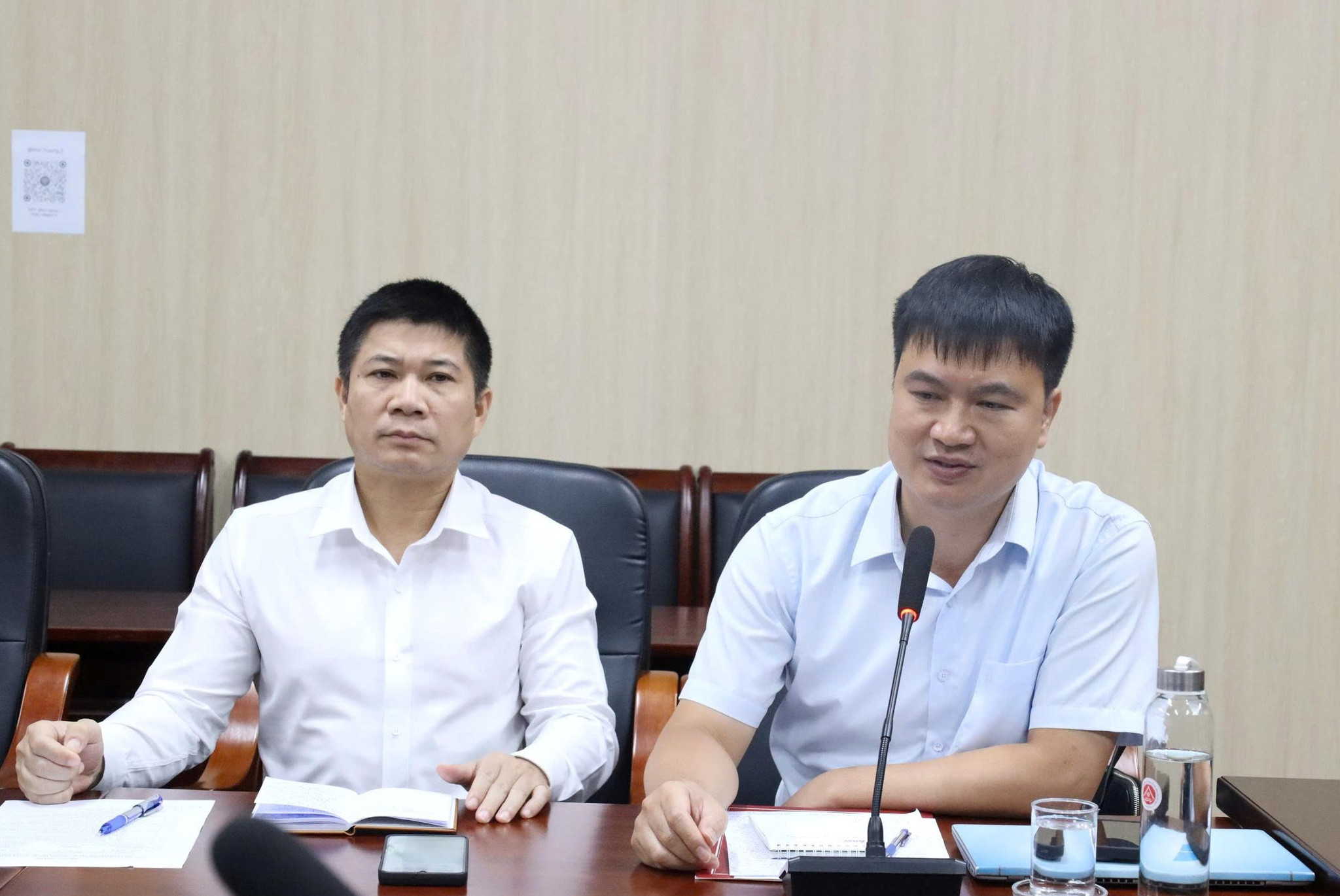 TS. Nghiêm Đình Đạt (bên phải), Trưởng khoa Xây dựng Đảng, Trường Đào tạo cán bộ Lê Hồng Phong trao đổi thông tin tại buổi làm việc