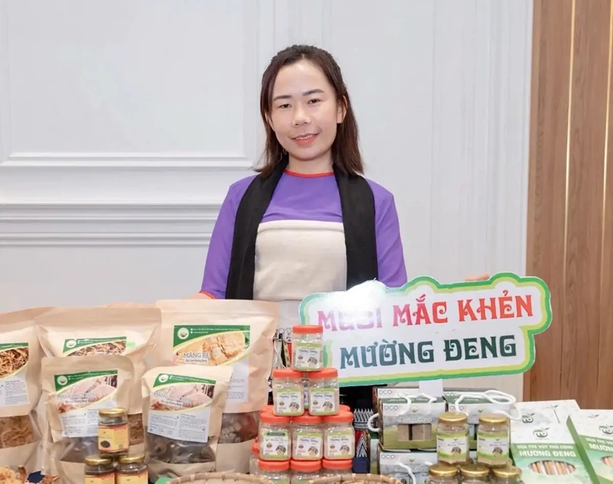 Chị Hà Thị Xem giới thiệu sản phẩm Muối mắc khẻn Mường Đeng.