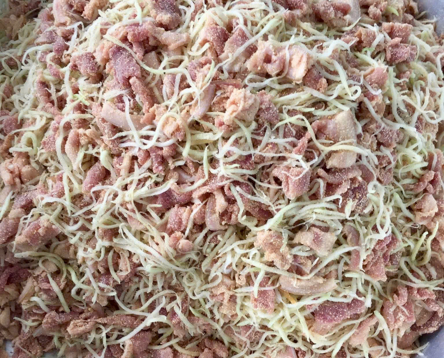 Thịt lợn, đu đủ xanh, thính gạo và riềng là nguyên liệu tạo thành món thịt chua đu đủ. Ảnh: Ngọc Phượng
