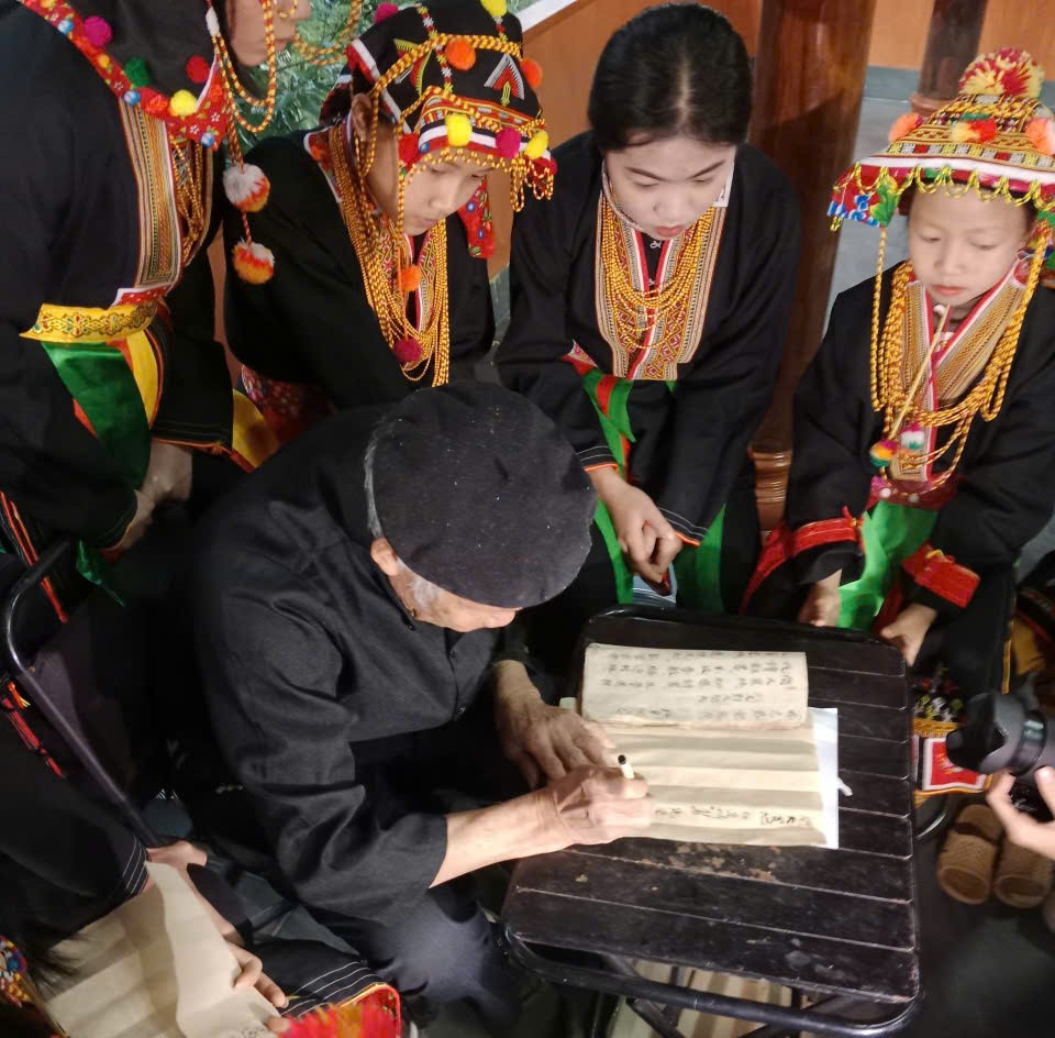 18 năm qua, Nghệ nhân Ưu tú Bàn Văn Cường vẫn cần mẫn dạy chữ Nôm Dao cho những học trò là con em người Dao.