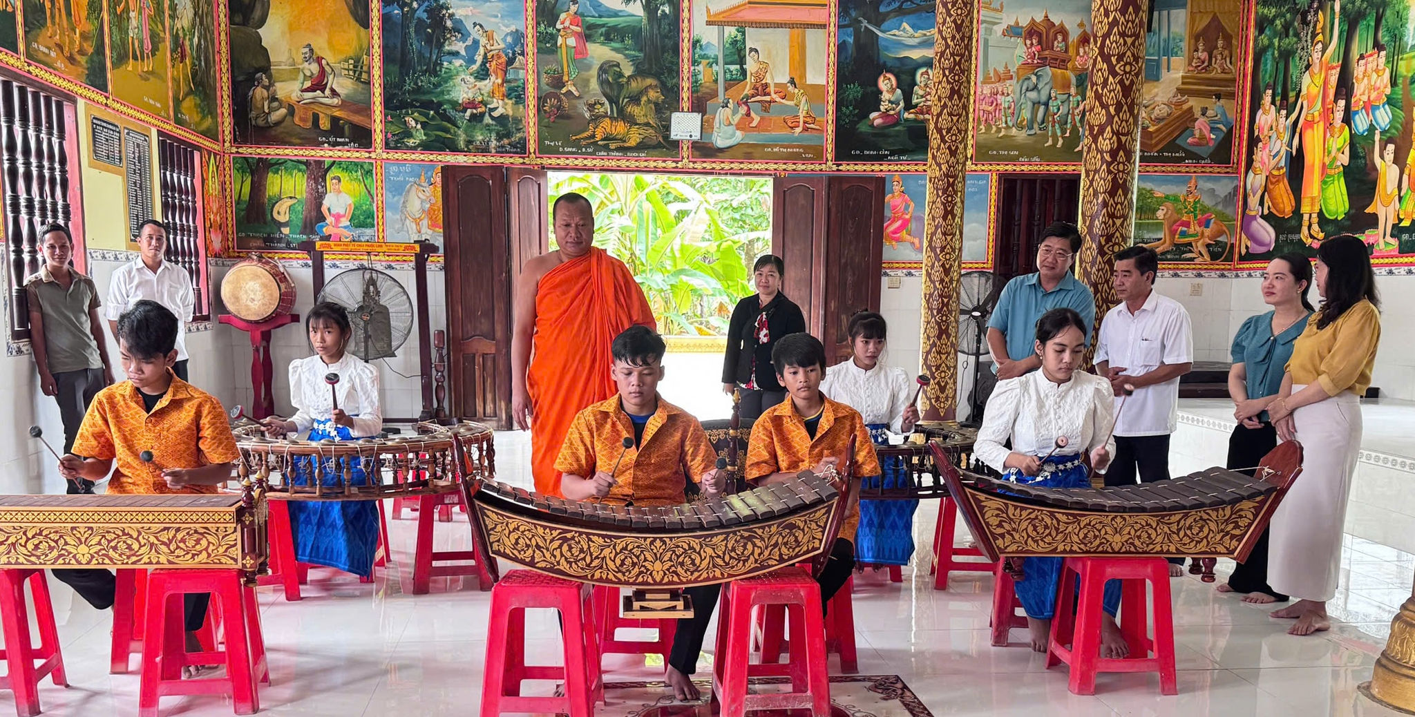 Học viên tham dự các lớp học âm nhạc hoàn toàn miễn phí và được cấp trang phục dân tộc. Ảnh: Như Tâm
