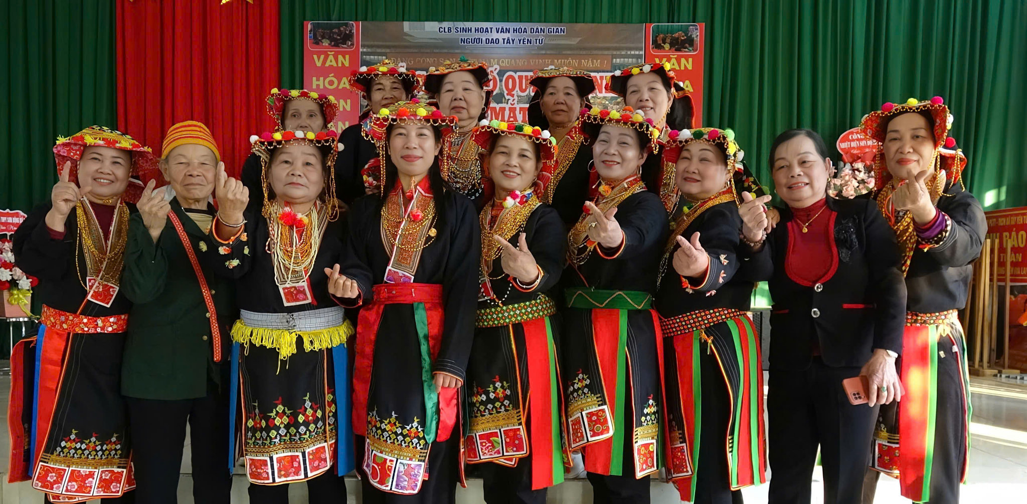 Các thành viên trong CLB Văn hóa Dân gian Dân tộc Dao xã Tây Yên Tử.