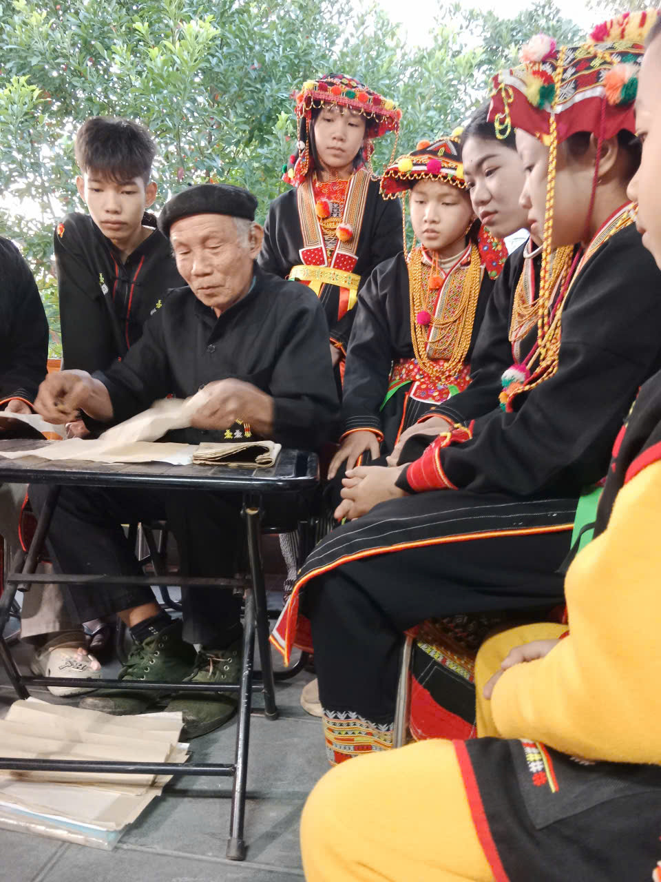 Nghệ nhân Ưu tú Bàn Văn Cường dạy học chữ Nôm Dao cho trẻ em tại xã Tây Yên Tử.