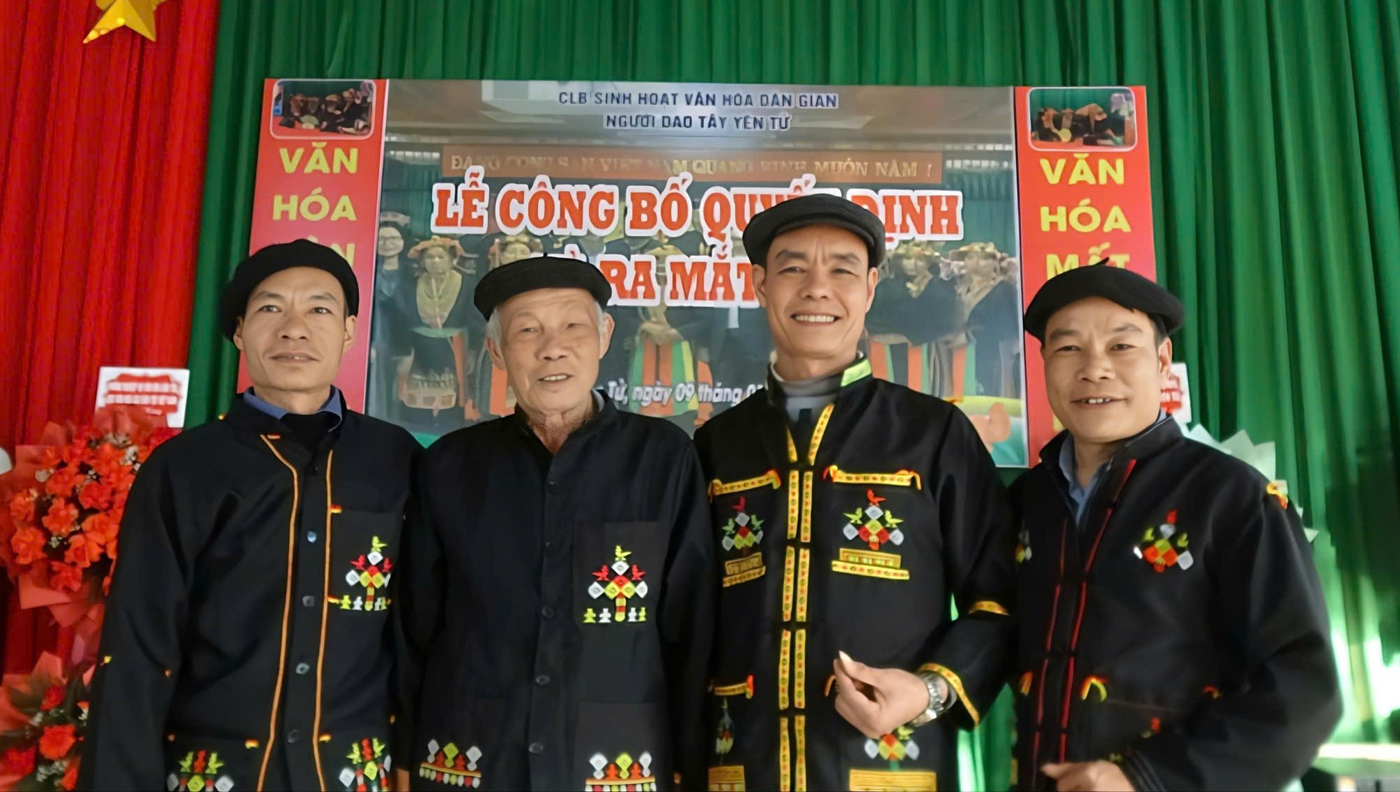 Nghệ nhân Ưu tú Bàn Văn Cường (người thứ hai từ trái sang) tạo buổi ra mắt Ban chủ nhiệm CLB Văn hóa Dân gian Dân tộc Dao xã Tây Yên Tử.