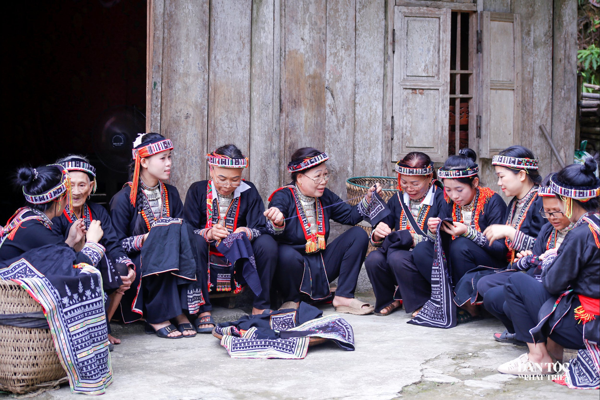 Nghề thêu dệt thổ cẩm