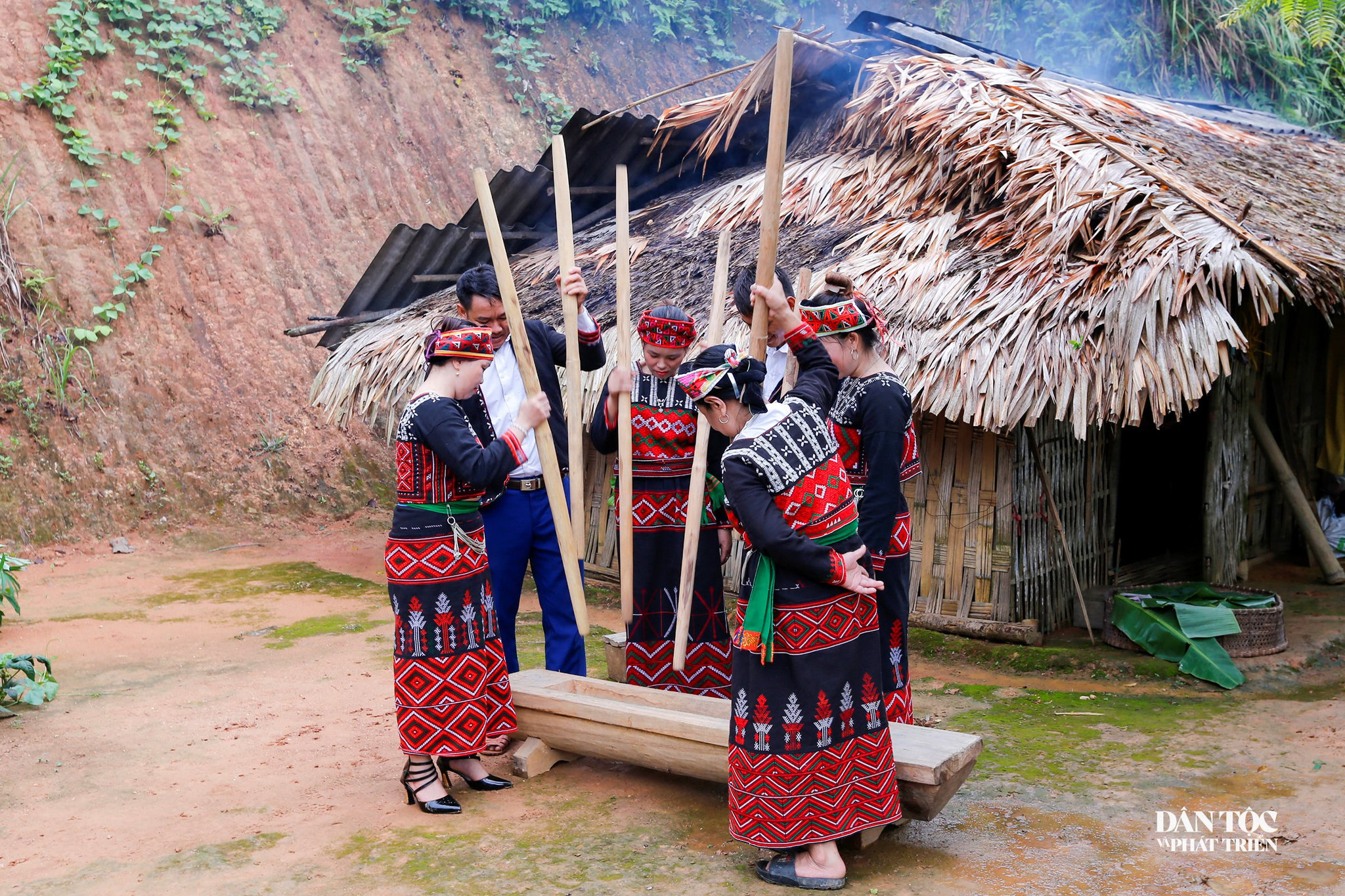 Rộn ràng nhịp chày giã cốm của người Xa Phó