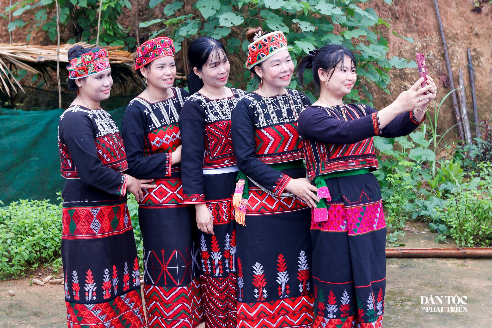 Rựa rỡ sắc cườm Xa Phó