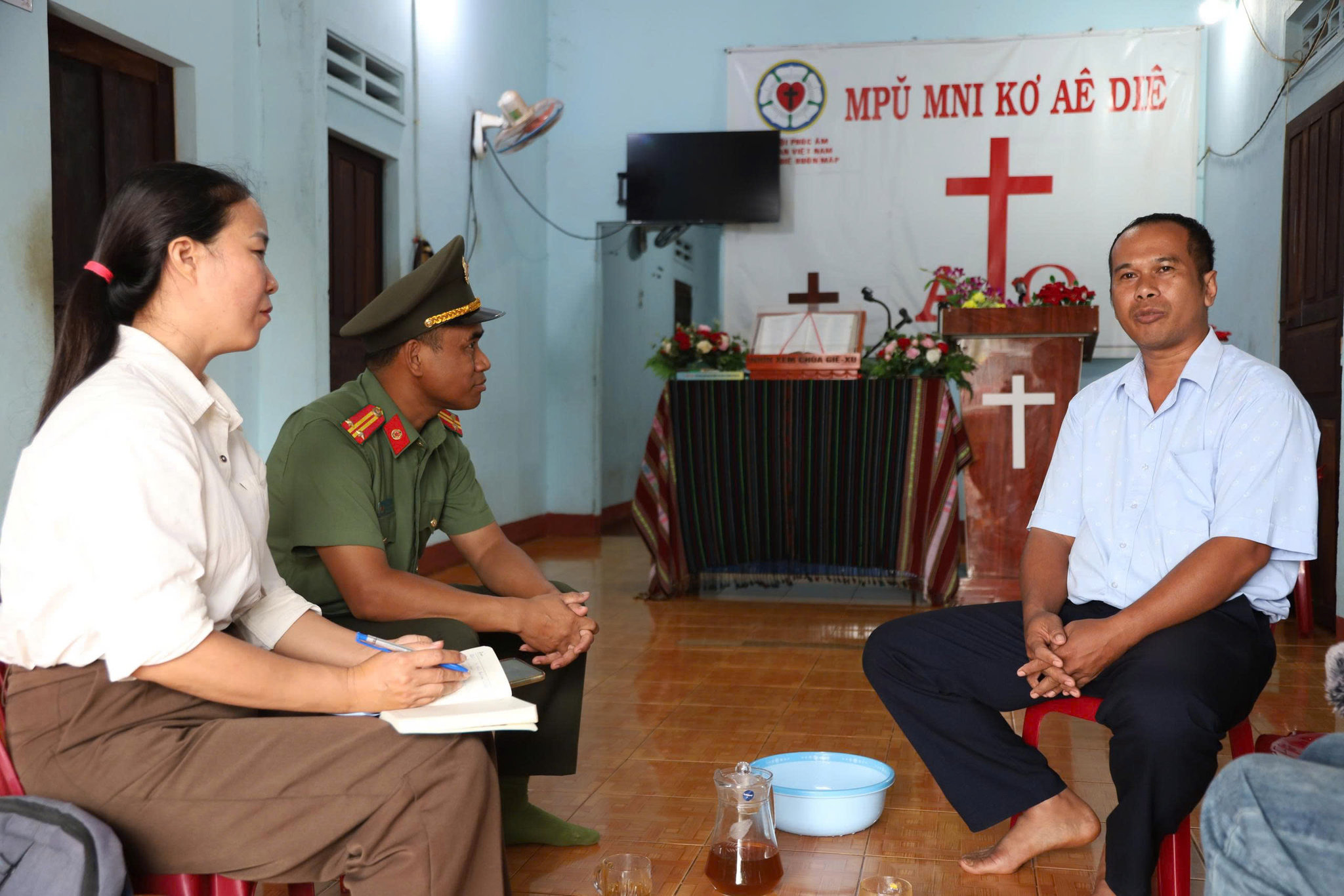 Trung tá Y Dham Byă tranh thủ gặp gỡ già làng, Người có uy tín, chức sắc, chức việc tôn giáo, những tín đồ tích cực