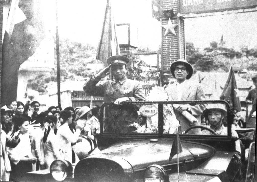 Cụ Nguyễn Ngọc Đàm (người đứng, đội mũ cối) trên ô tô về tiếp quản Thị xã Hòn Gai ngày 25/4/1955. (Ảnh nhân vật cung cấp)