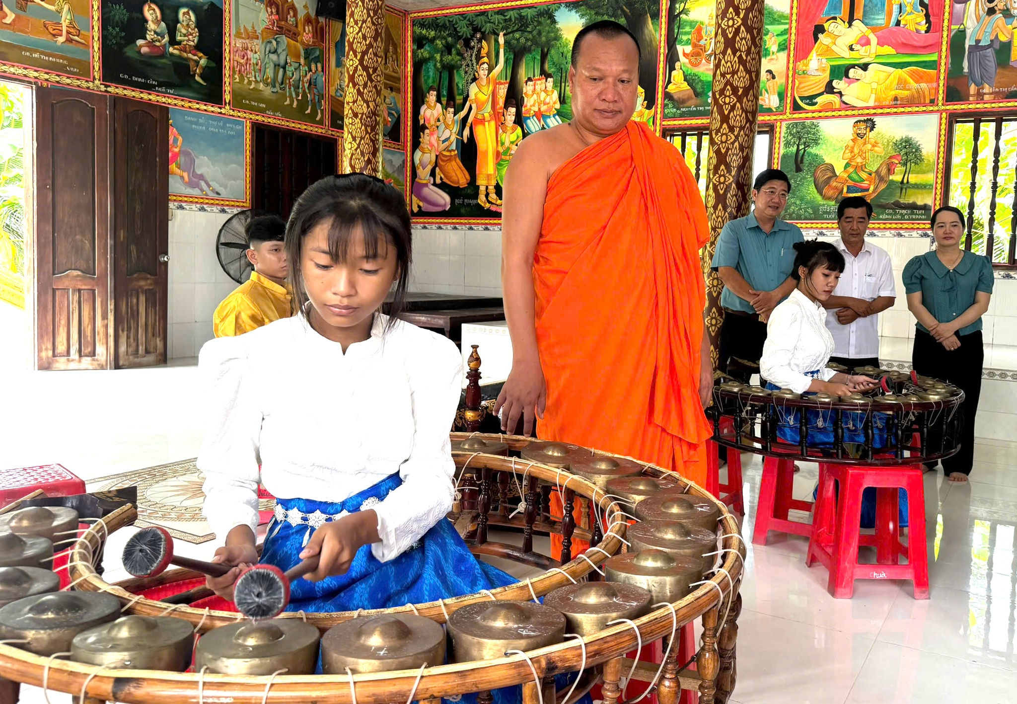 Hai chị em Bé Thảo và Bé Diễm tại buổi biểu diễn nhạc ngũ âm tại chùa Đồng Tranh. Ảnh: Như Tâm
