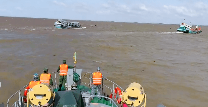 Tàu BP 18-12-01 của Hải đội Biên phòng và tàu Thiên Phát, số hiệu BT 96979 TS tiếp cận tàu cá gặp nạn AG 96220 TS và tiến hành các biện pháp cứu nạn. Ảnh: Văn Long