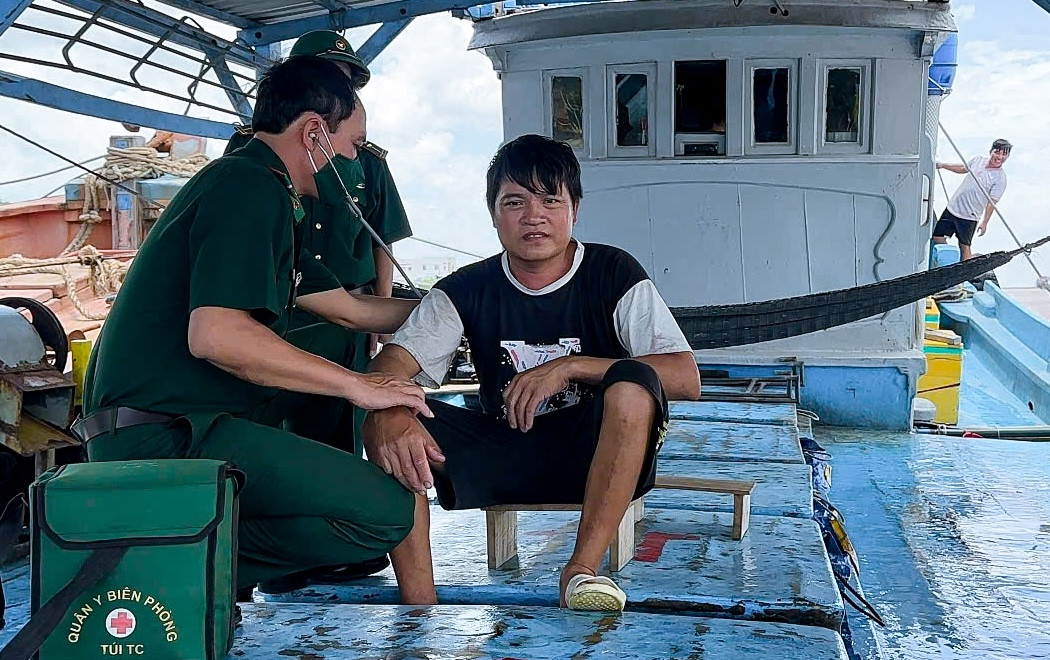 Bộ đội Biên phòng Cần Thơ cứu 5 ngư dân gặp nạn trên biển 