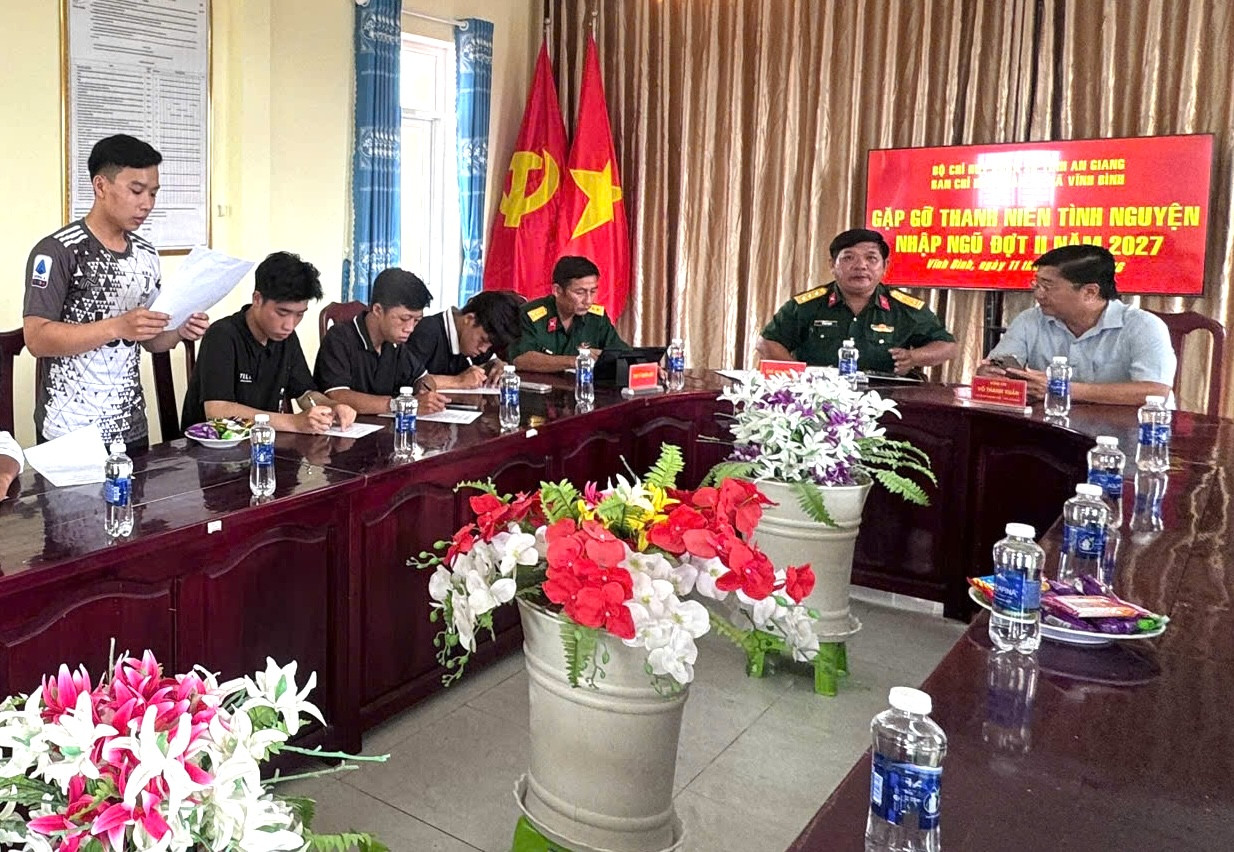 Thanh niên Lê Tuấn Minh, bầy toả nguyện vọng của mình trước gia đình và lãnh đạo xã Vĩnh Bình. Ảnh: Như Tâm