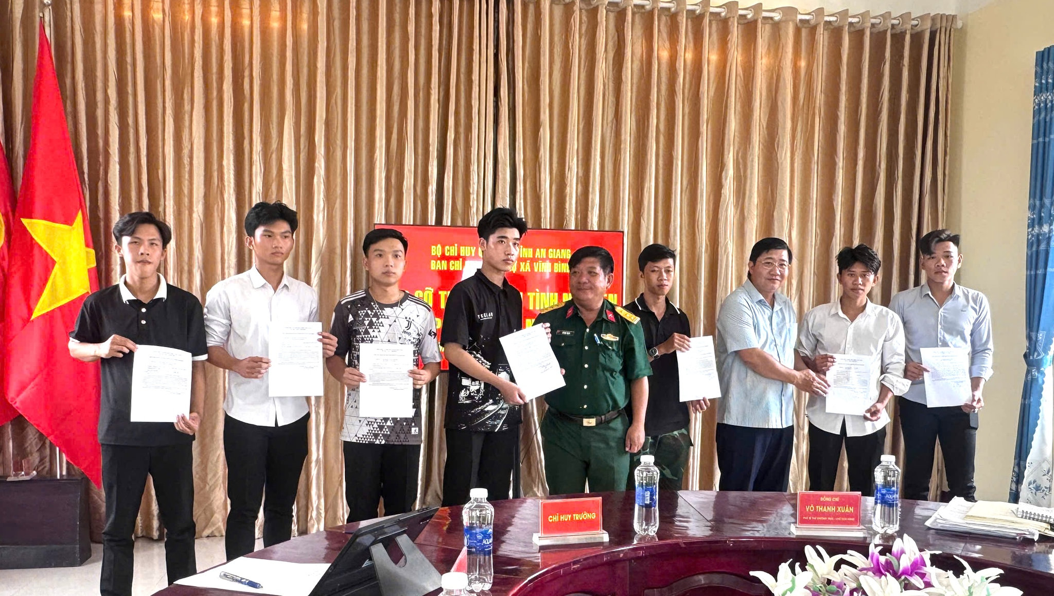 Các thanh niên ưu tú nộp đơn tình nguyện nhập ngũ năm 2027 tại Ban Chỉ huy quân sự xã Vĩnh Bình, tỉnh An Giang. Ảnh: Như Tâm