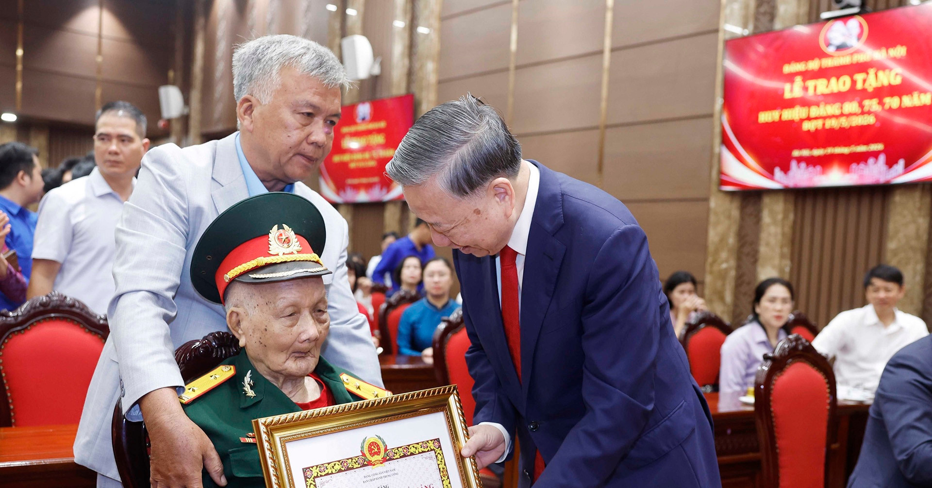 Hướng dẫn mới về mức thưởng Huy hiệu Đảng