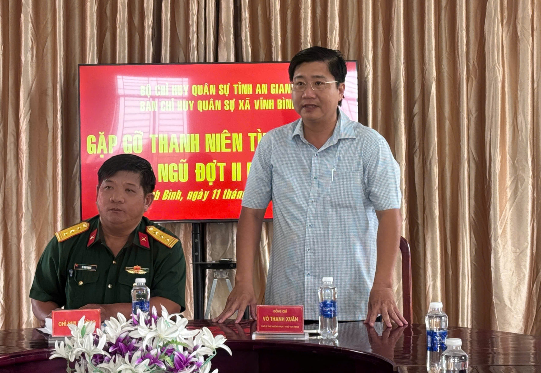 ông Võ Thanh Xuân, Phó Bí thư Thường trực, Chủ tịch HĐND xã Vĩnh Bình phát biểu, biểu dương tinh thần trách nhiệm của thanh niên trẻ với tổ quốc. Ảnh: Như Tâm