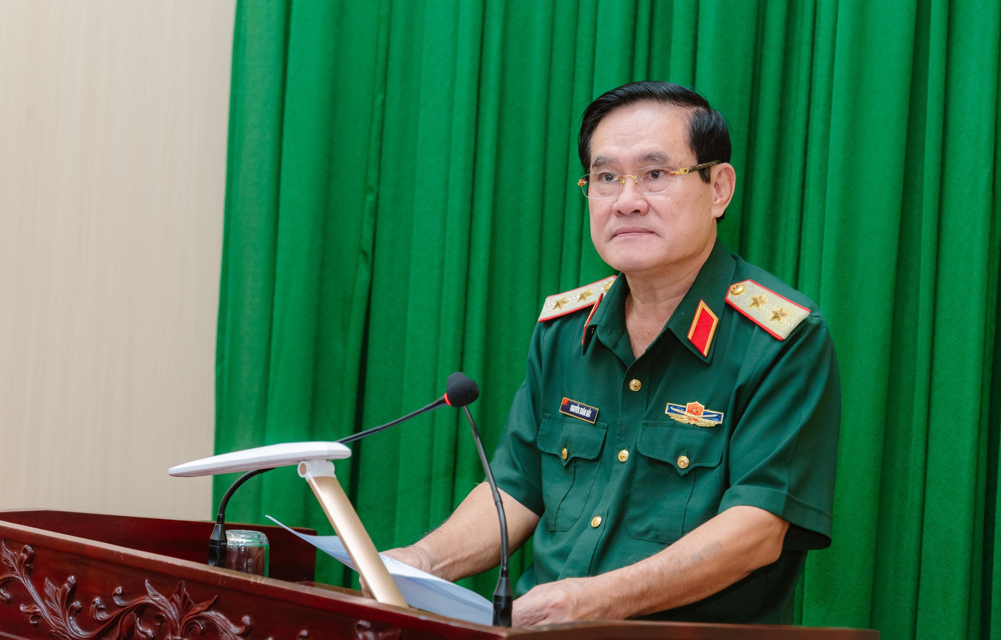 Trung tướng Nguyễn Xuân Dắt, Tư lệnh Quân khu 9, phát biểu tại hội nghị. Ảnh: Phương Nhật