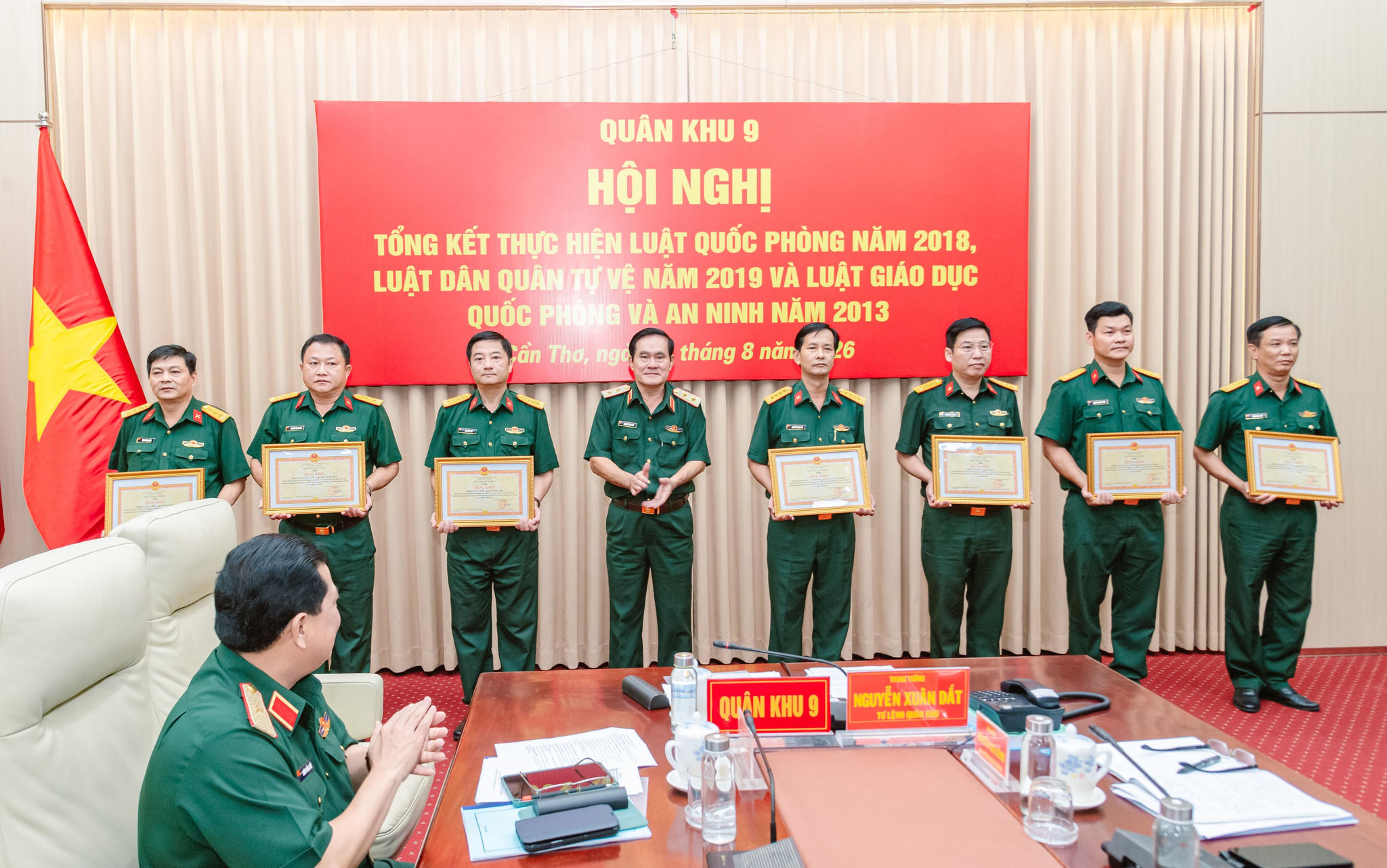 Trung tướng Nguyễn Xuân Dắt, tặng bằng khen đến các tập thể có thành tích xuất sắc, tiêu biểu. Ảnh: Phương Nhật