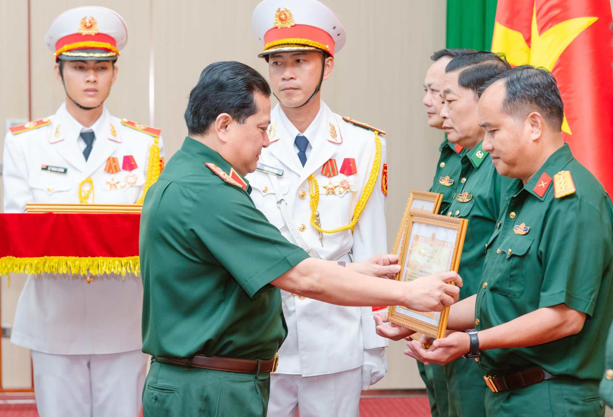 Thiếu tướng Chiêm Thống Nhất, Phó Tư lệnh kiêm Tham mưu trưởng Quân khu 9 tặng bằng khen các cá nhân có thành tích xuất sắc, tiêu biểu trong công tác tuyên truyền, tổ chức thực hiện các Luật. Ảnh: Phương Nhật