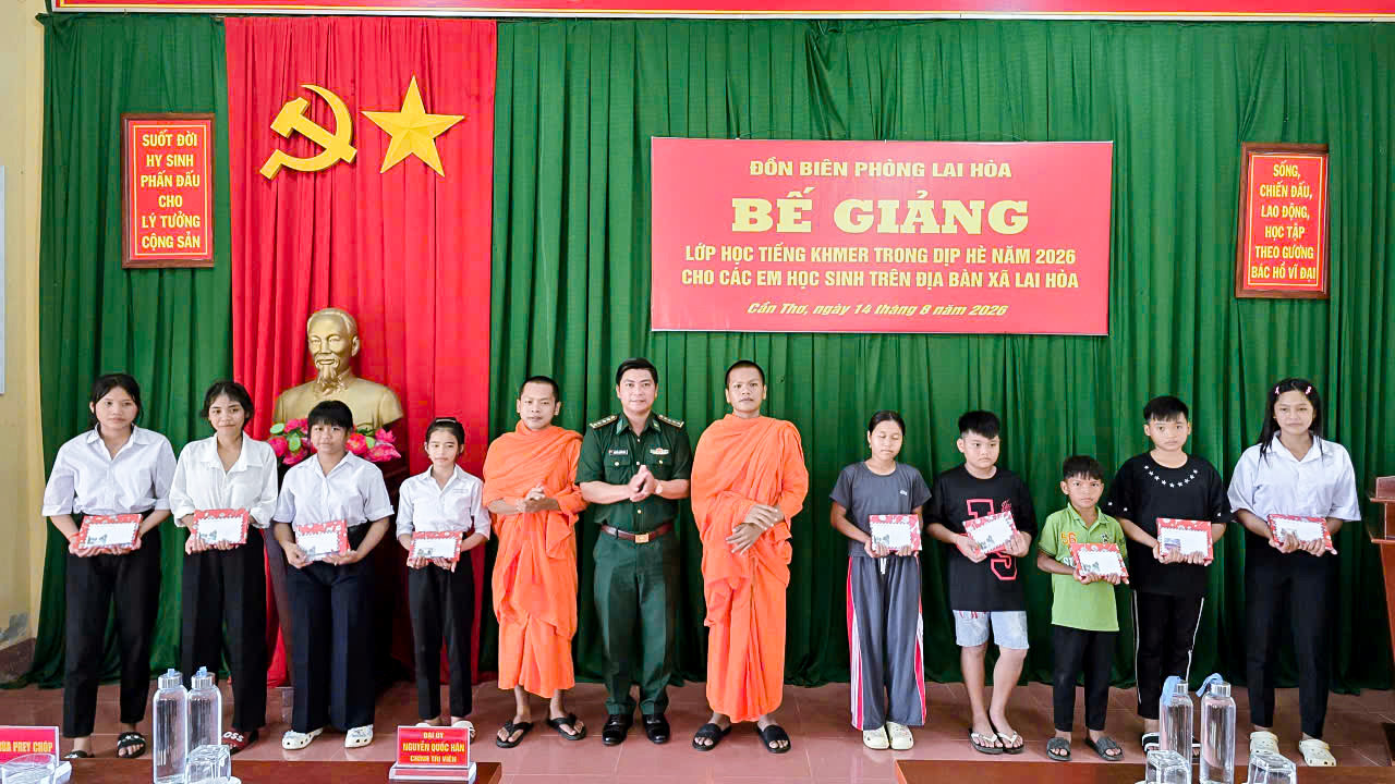 Đại úy Nguyễn Quốc Hân, chính trị viên Đồn Biên phòng Lai Hòa và đại diện chùa Prey Chóp và chùa Xung Thum, xã Lai Hòa trao quà cho các em học sinh đạt kết quả tốt trong học tập. Ảnh: Văn Long